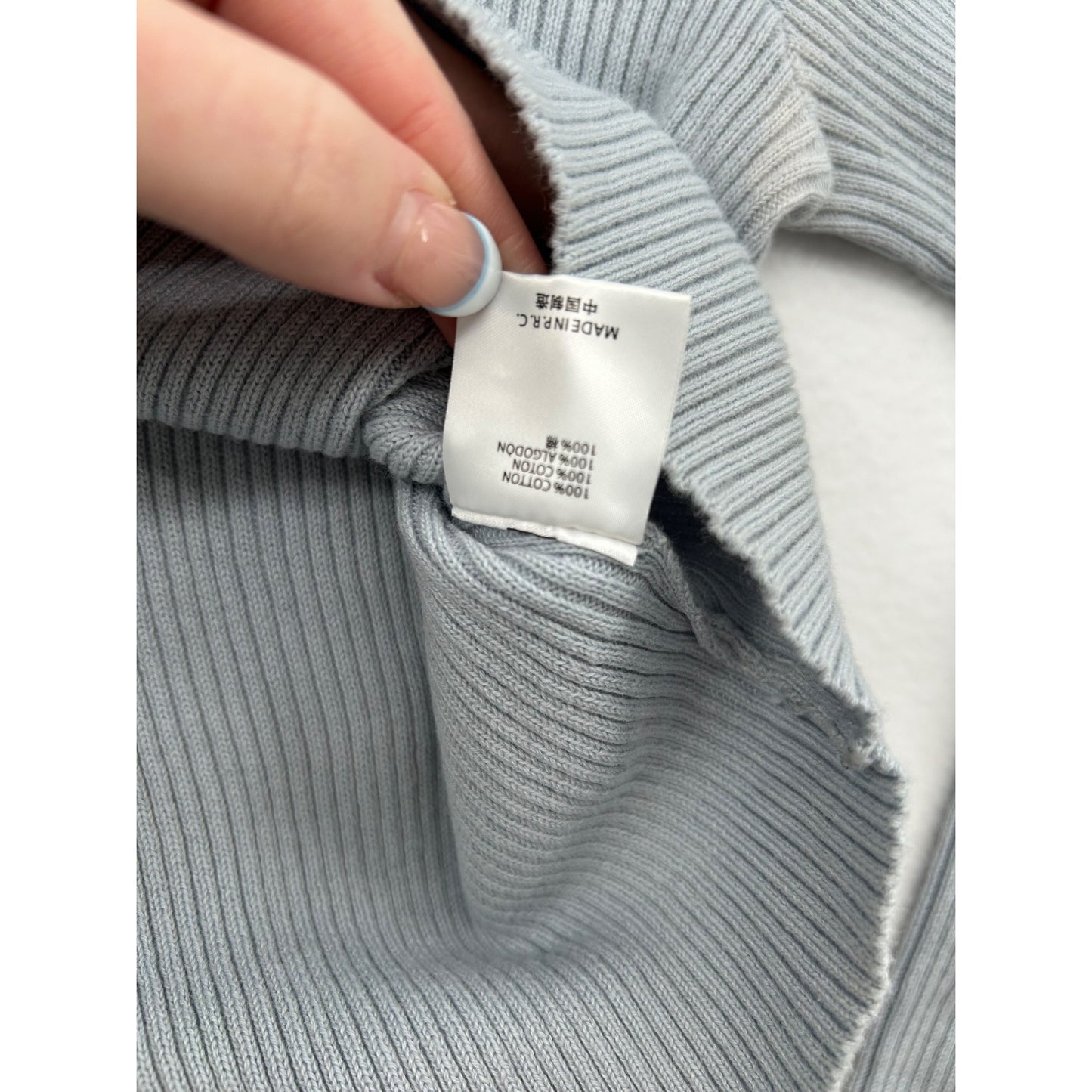 Brandy Melville Light Gray Ribbed V-Neck Cropped Knit Sweater Top #6439