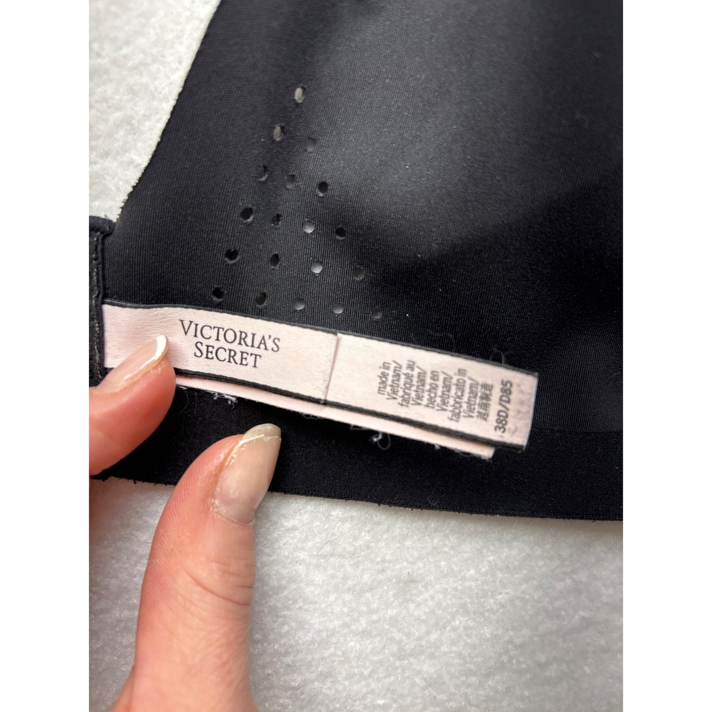 Victorias Secret Seamless Black Sports Bra Size 38D With Adjustable Straps & Breathable Fabric Design #6376