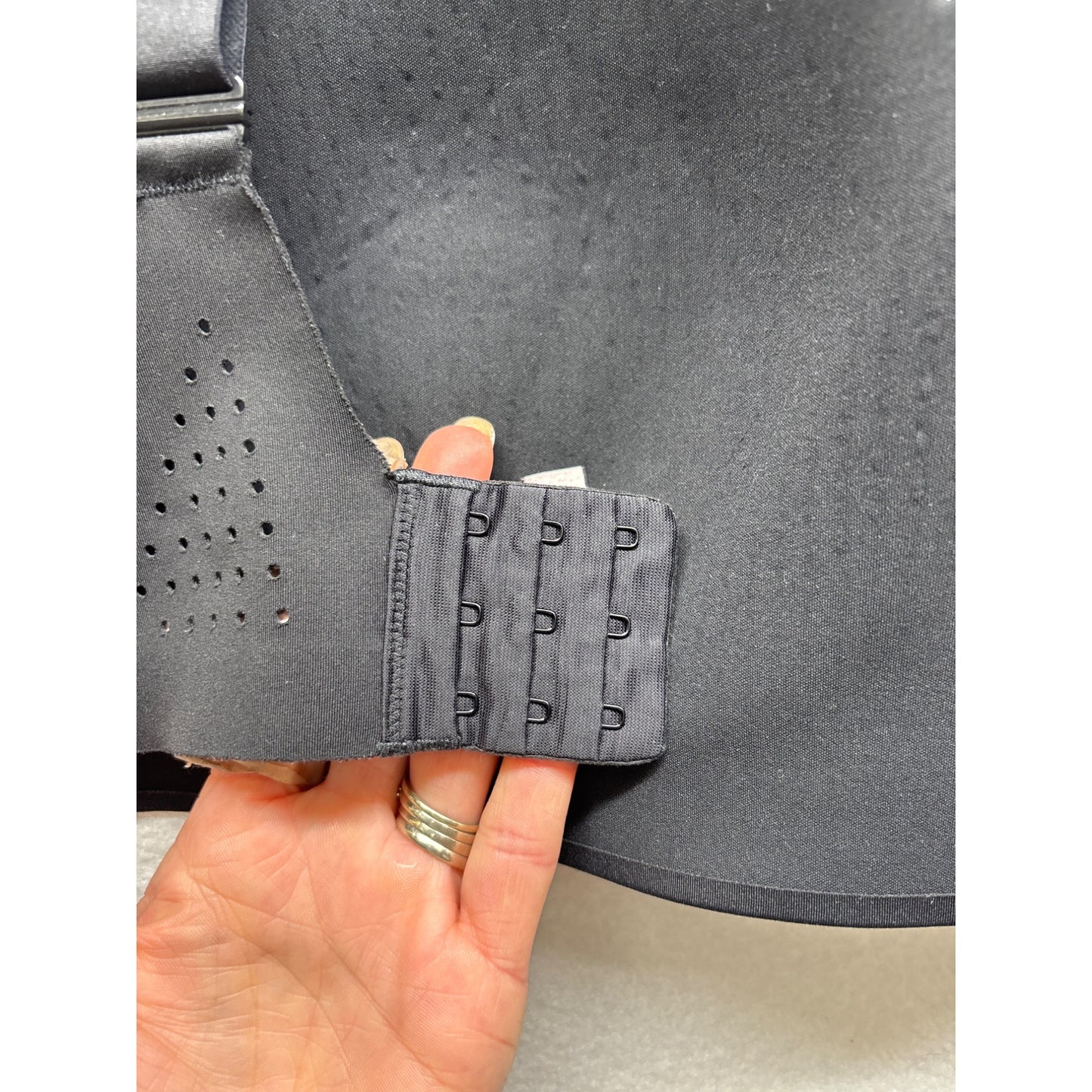 Victorias Secret Seamless Black Sports Bra Size 38D With Adjustable Straps & Breathable Fabric Design #6376