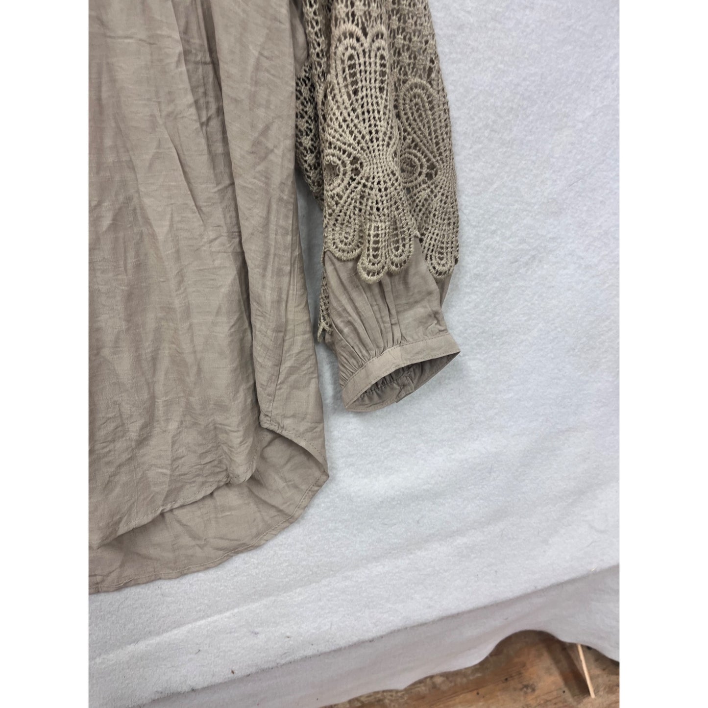 Figueroa & Flower Womens Medium Button-Down Blouse W/ Crochet Sleeves #8409