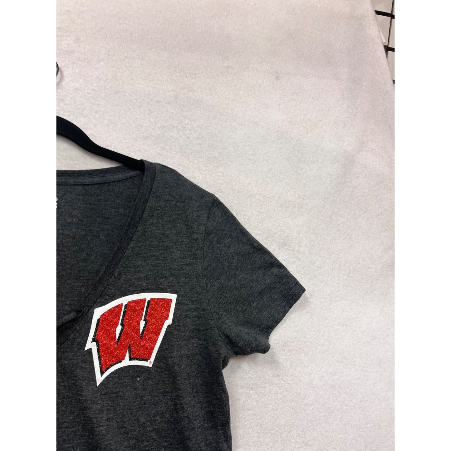 Wisconsin Badgers V-Neck T-Shirt X-Large #937A