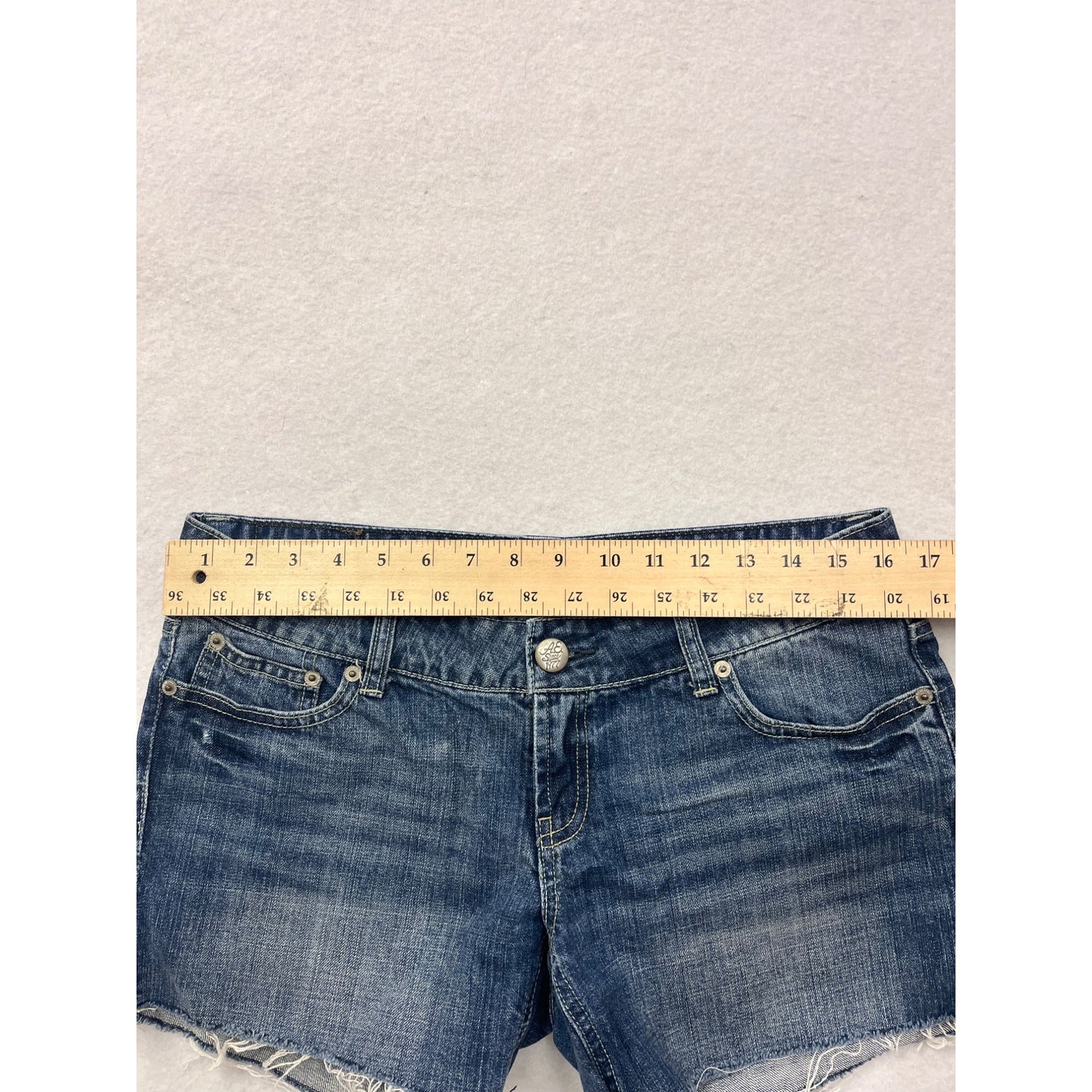 Women’s Size 8 American Eagle Distressed Denim Shorts #6422