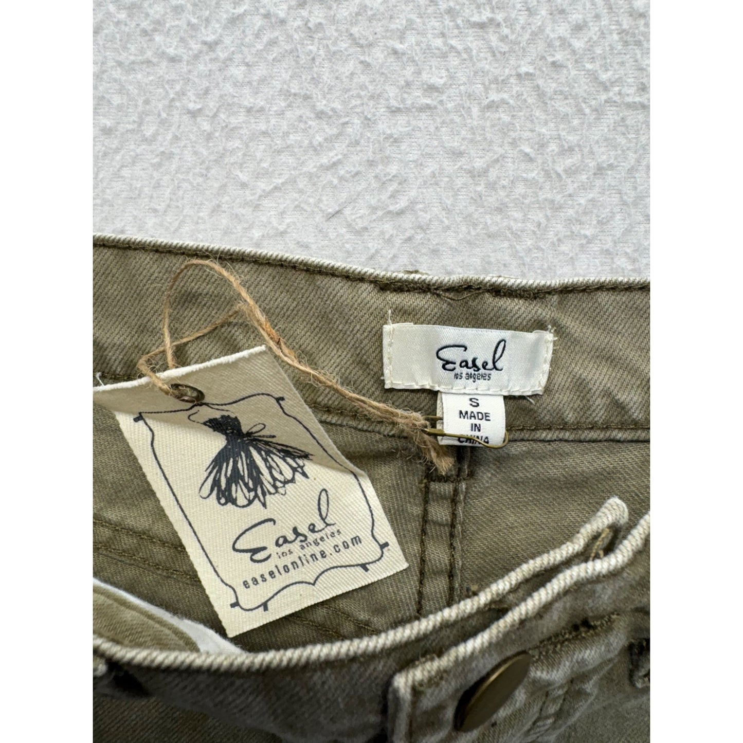 *NWT* Easel Womens Distressed Olive Green Denim Shorts #7442