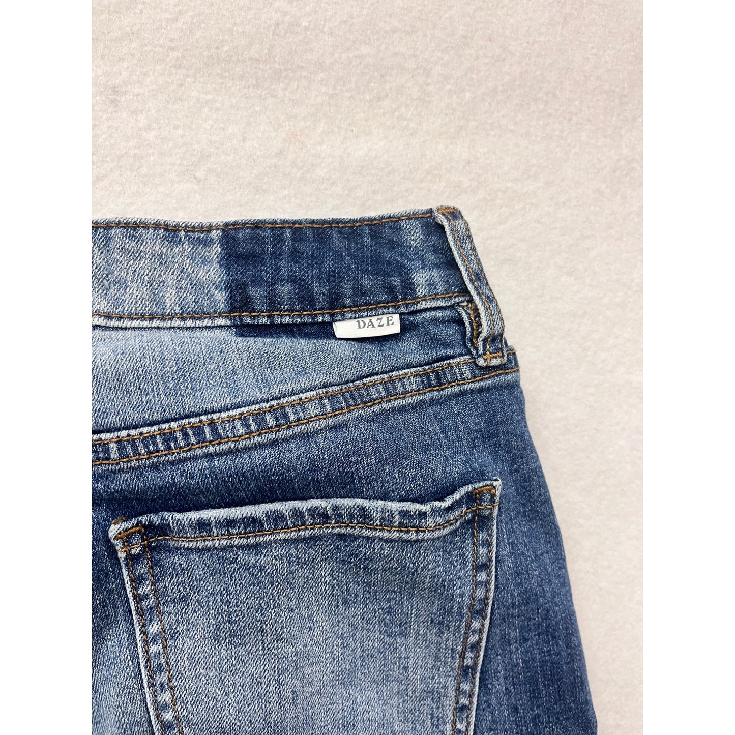 Women’s Size 4 Distressed DAZE Jeans #6395