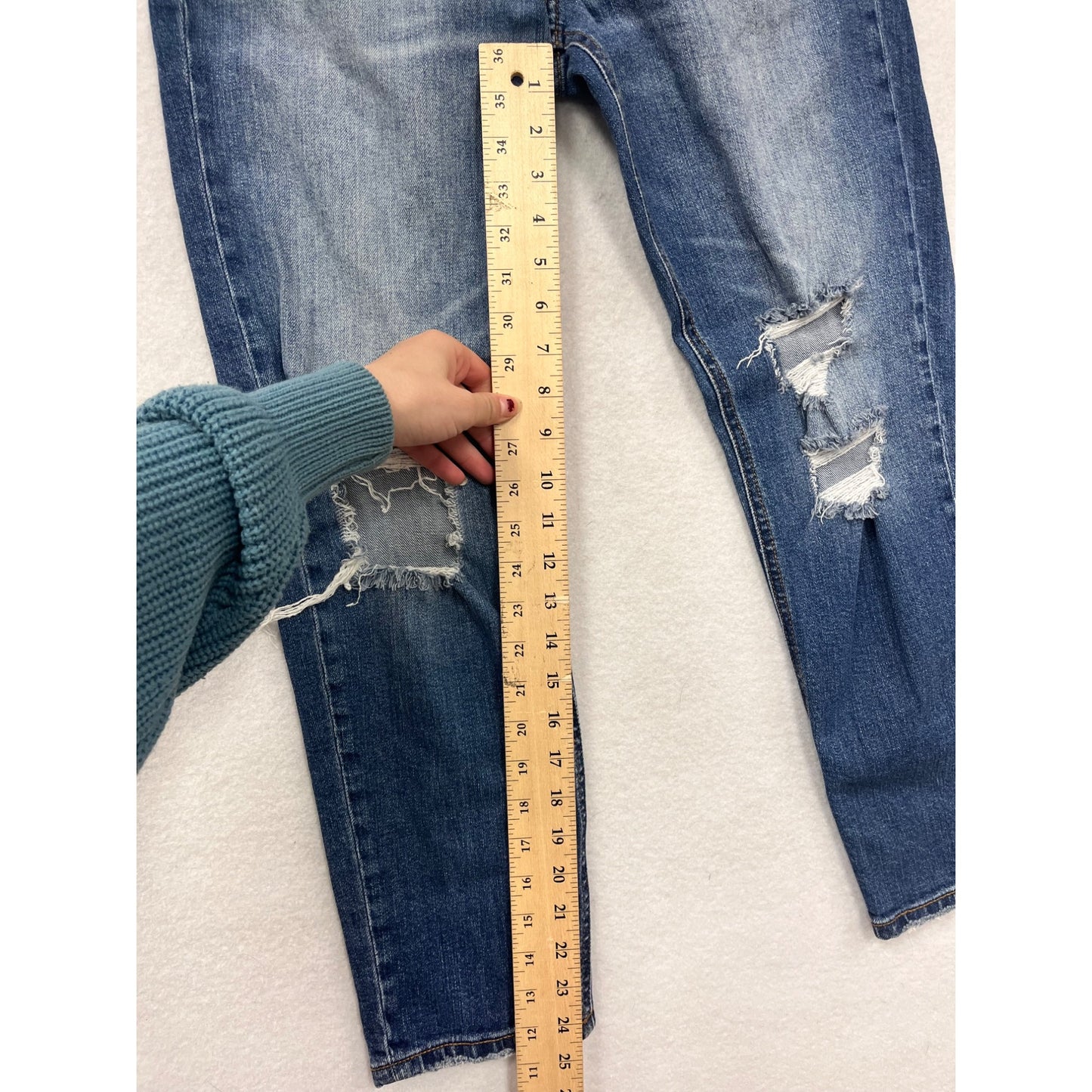 Women’s Size 4 Distressed DAZE Jeans #6395