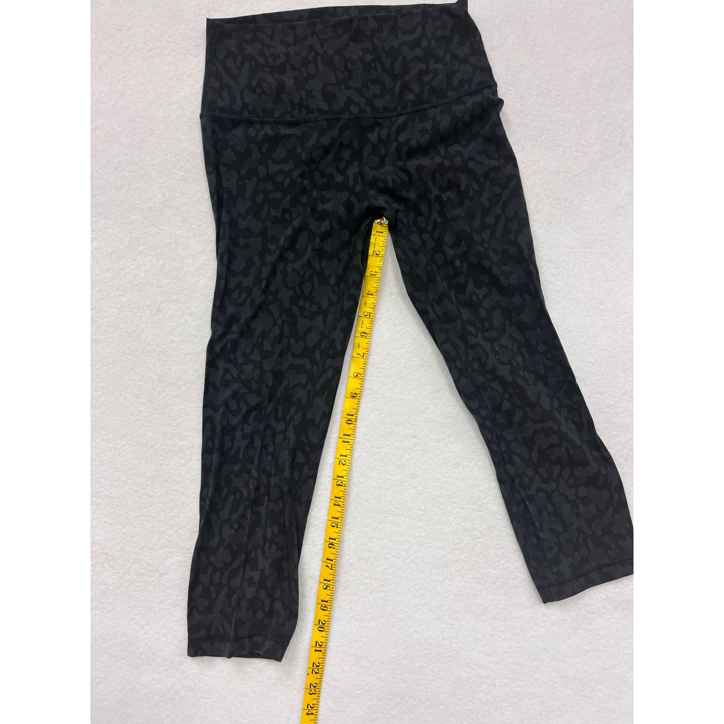 Woman’s Lululemon Pace Rival Crop Athletic Leggings #2979