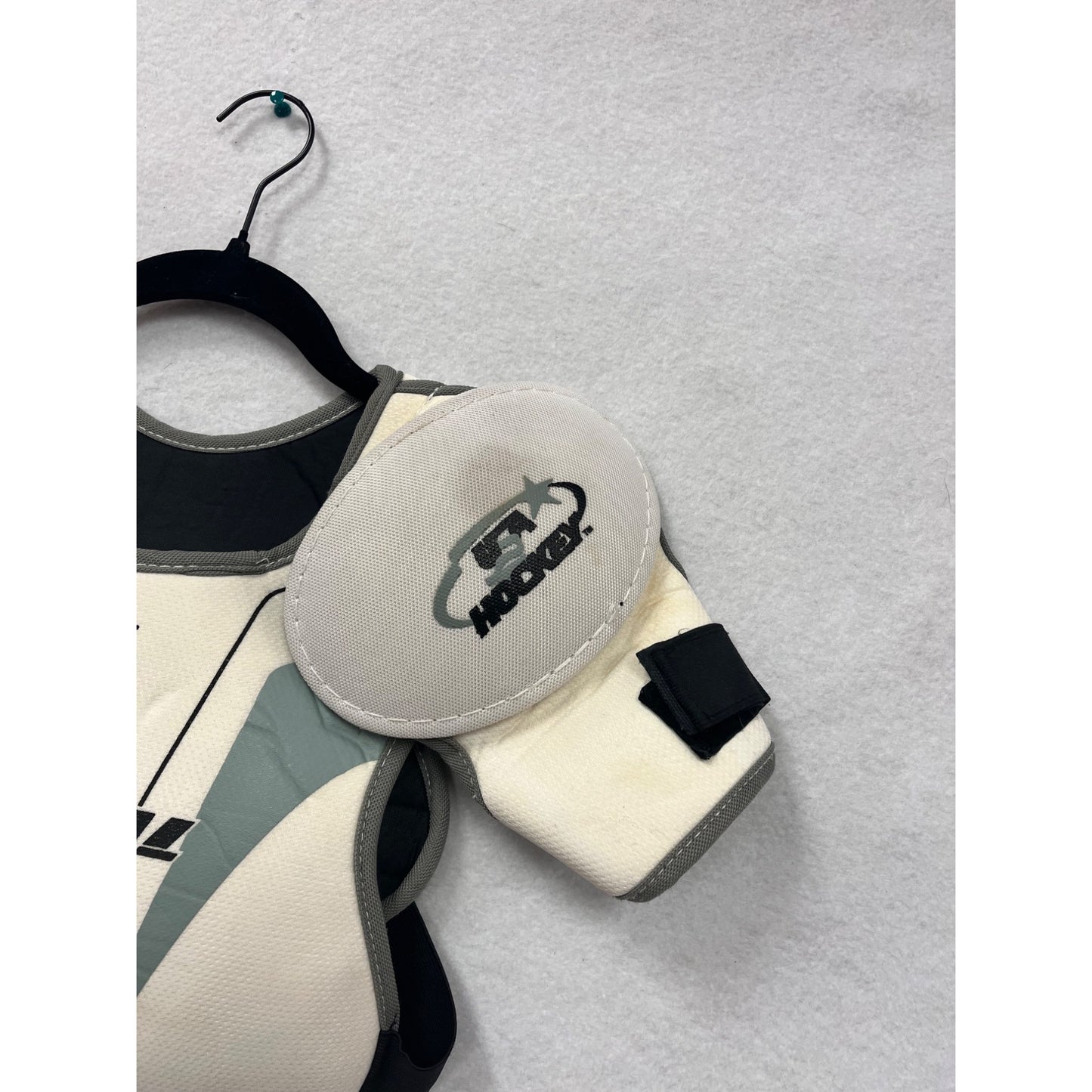 OneGoal Rental Youth Small Hockey Shoulder Pads White & Gray #6322