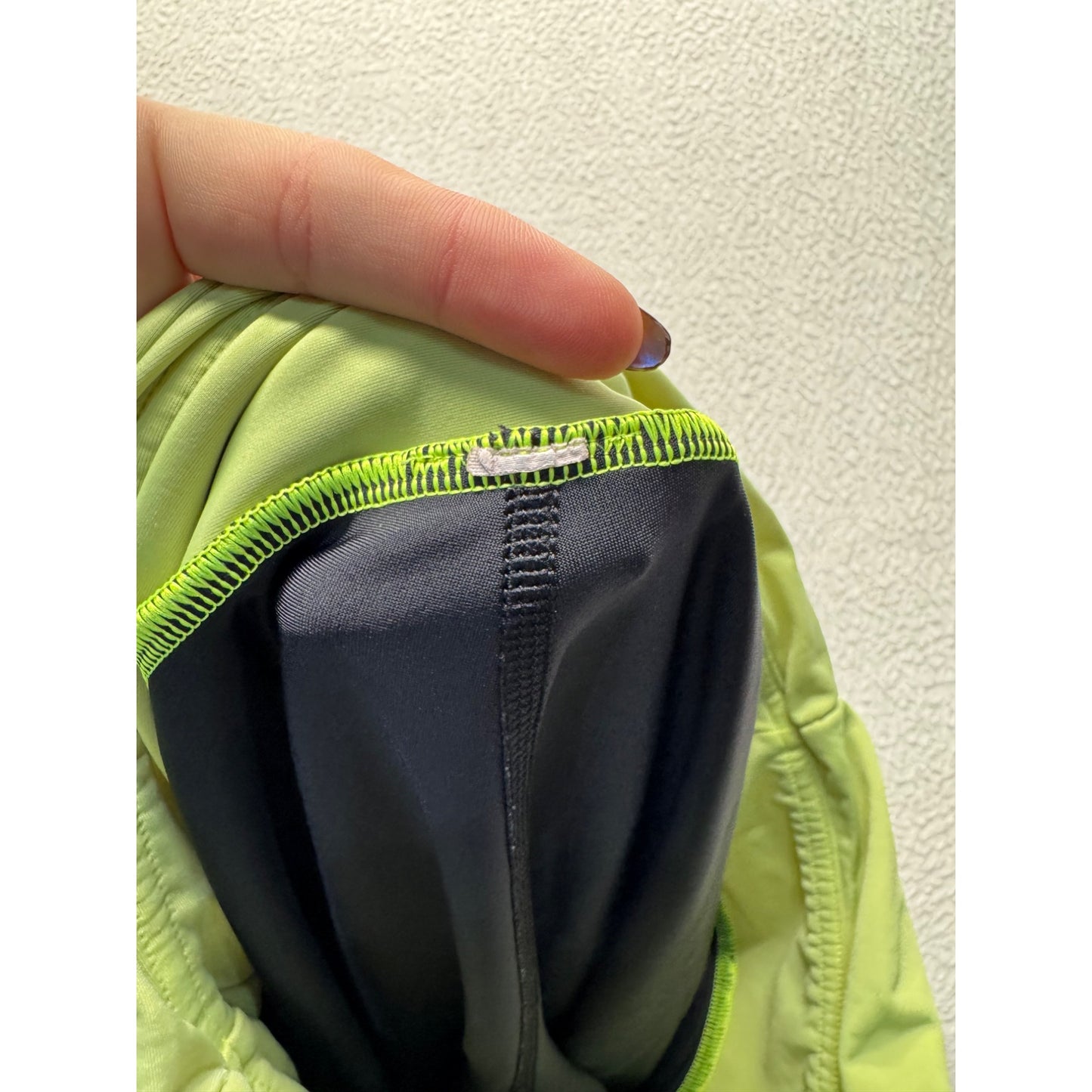 Under Armour Black & Green Capri Leggings Stretch Activewear Size M 251B