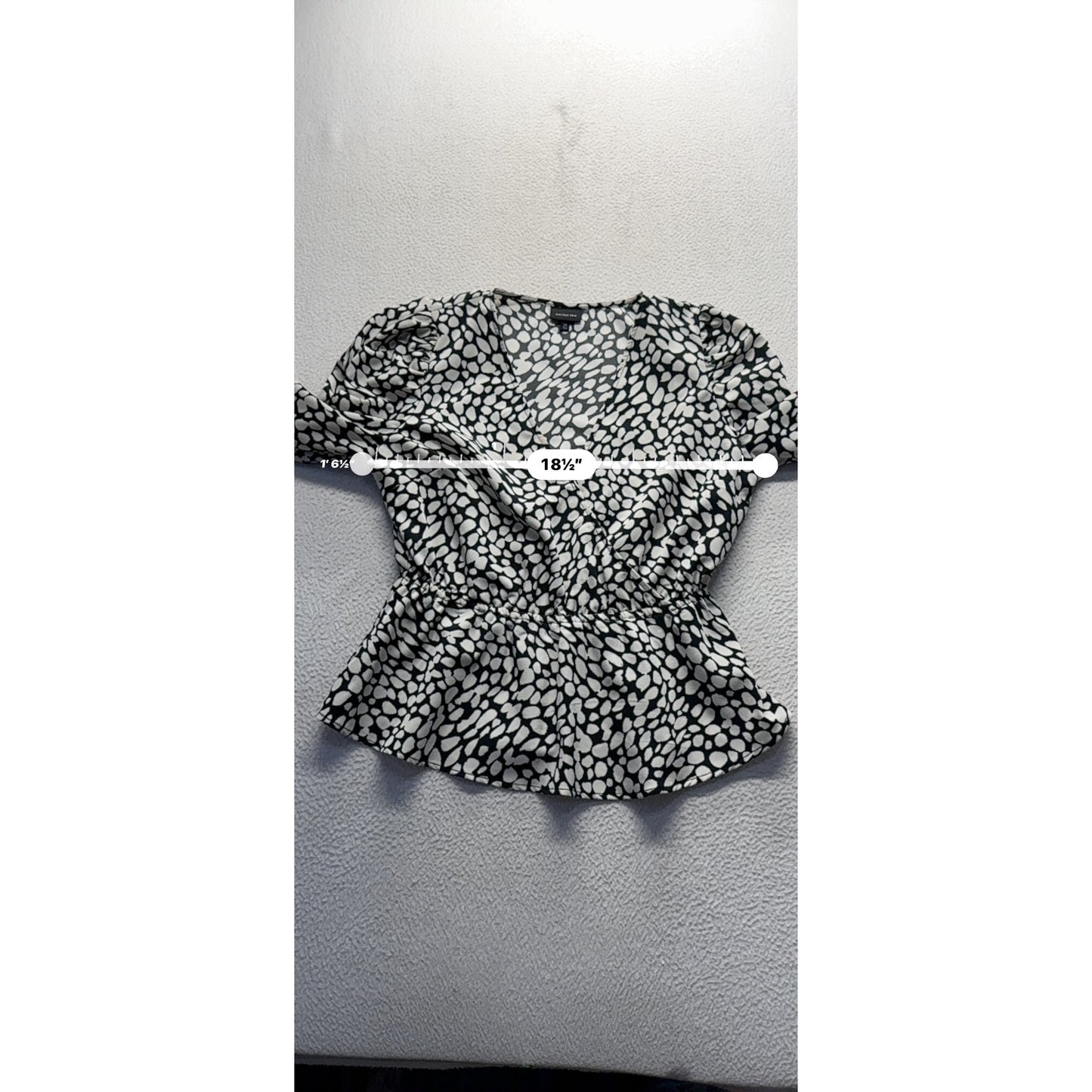 Who What Wear Black White Pebble Print Peplum Wrap Top M #57B