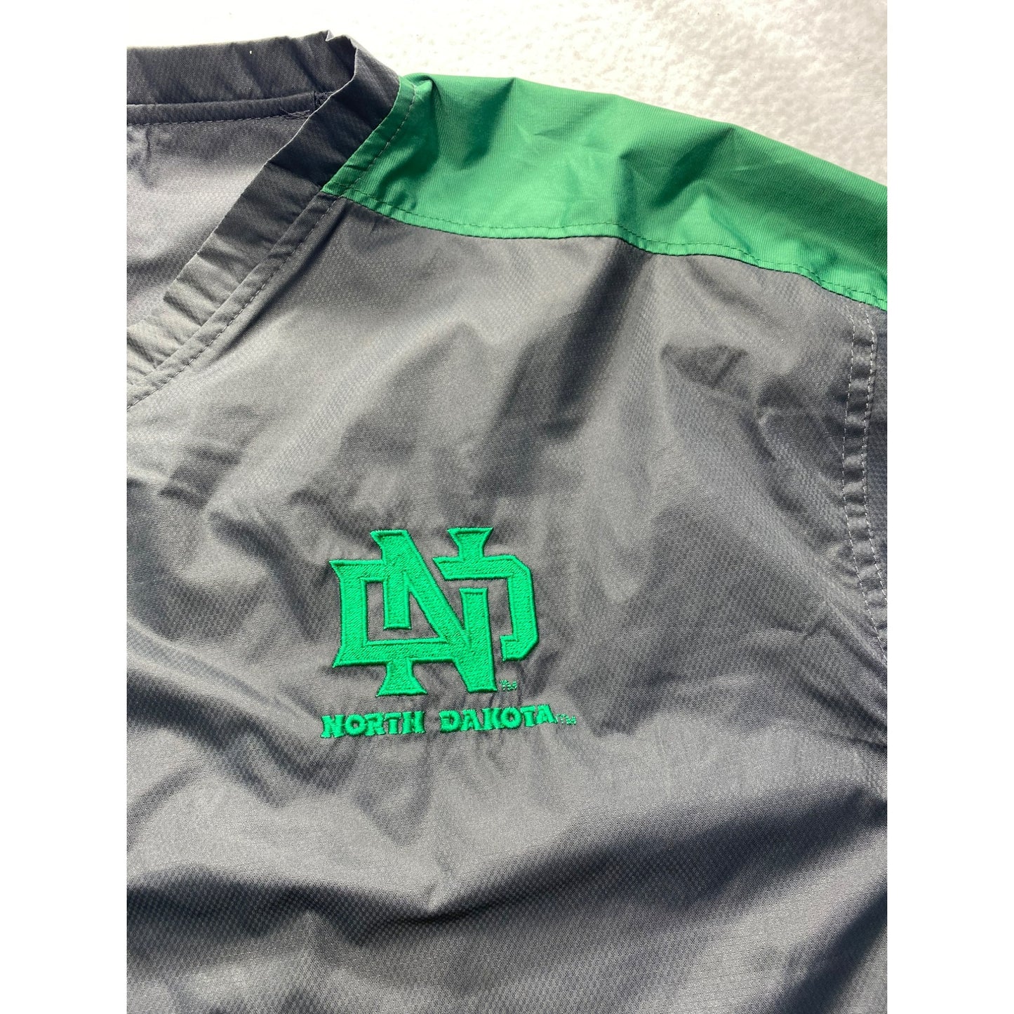 Men’s University Of North Dakota Pullover Windbreaker #5653