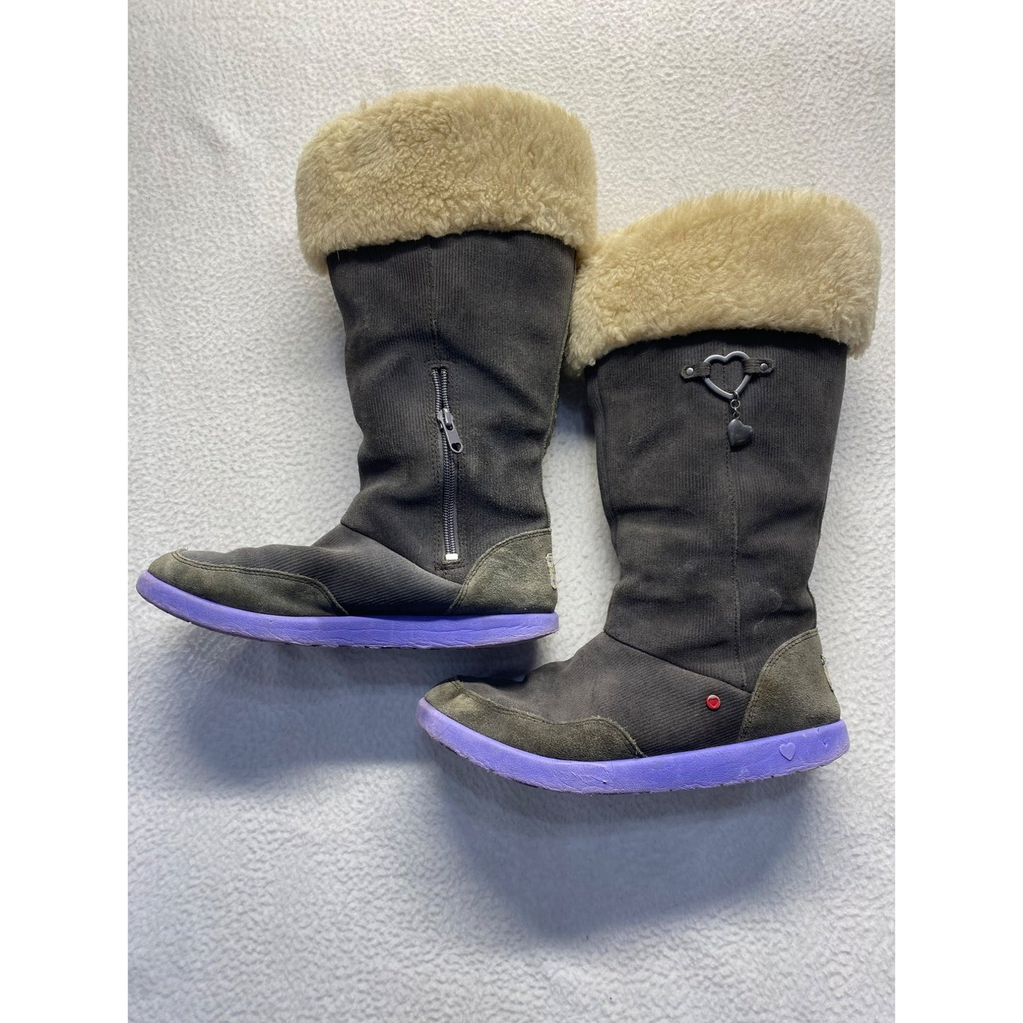 Y2K amber heart tall grey Ugg’s #5520