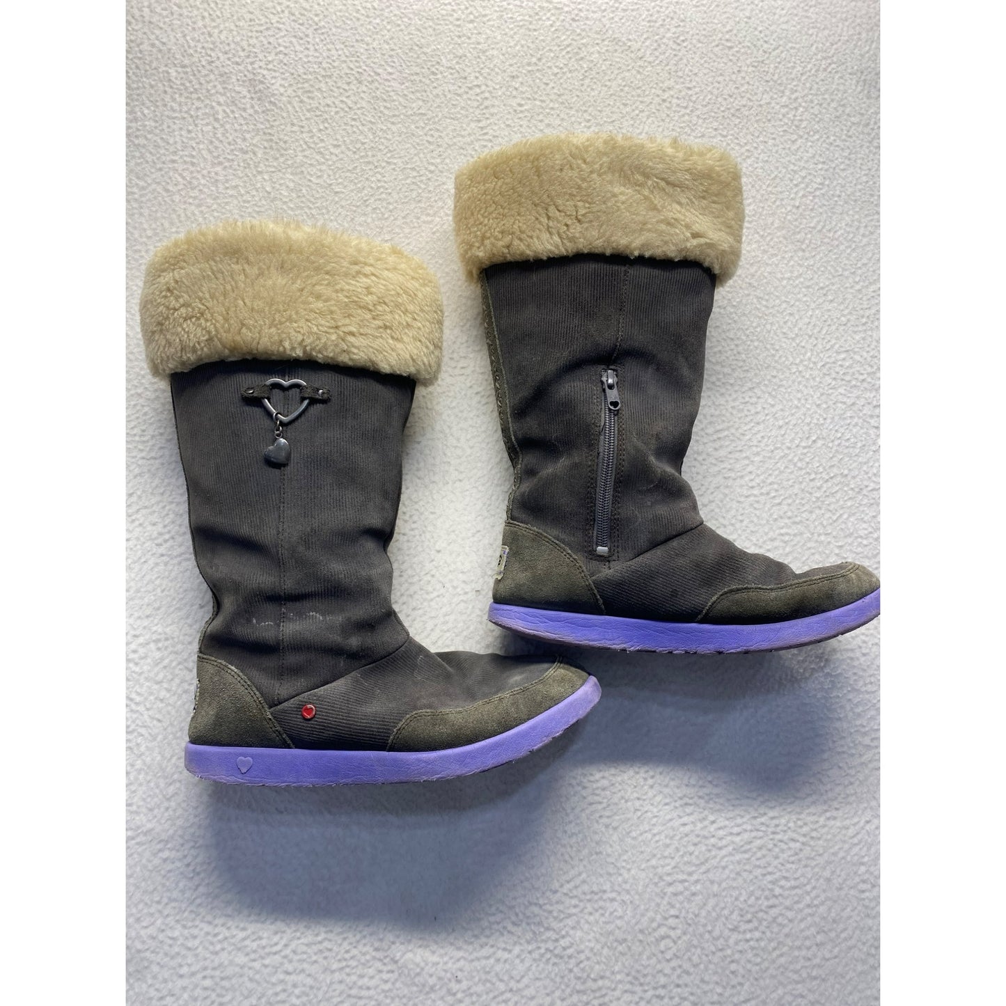 Y2K amber heart tall grey Ugg’s #5520