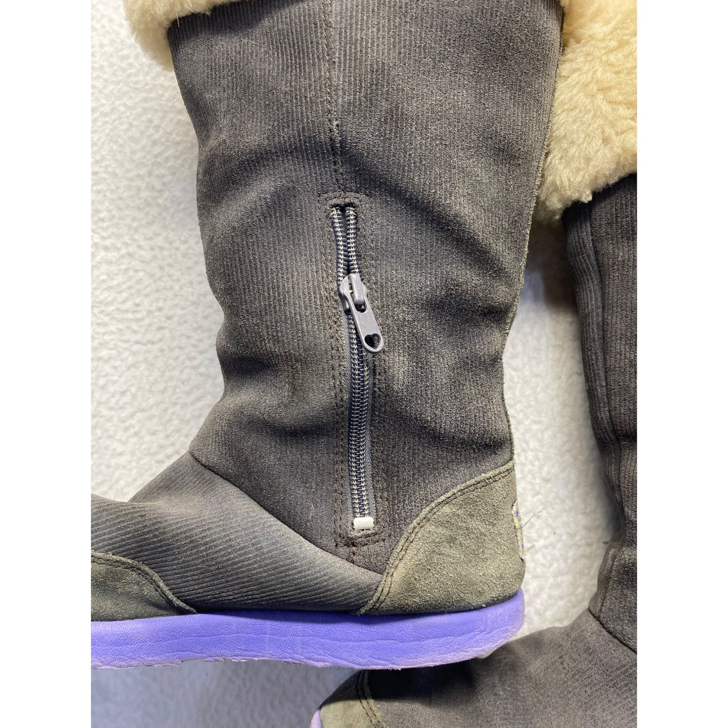 Y2K amber heart tall grey Ugg’s #5520