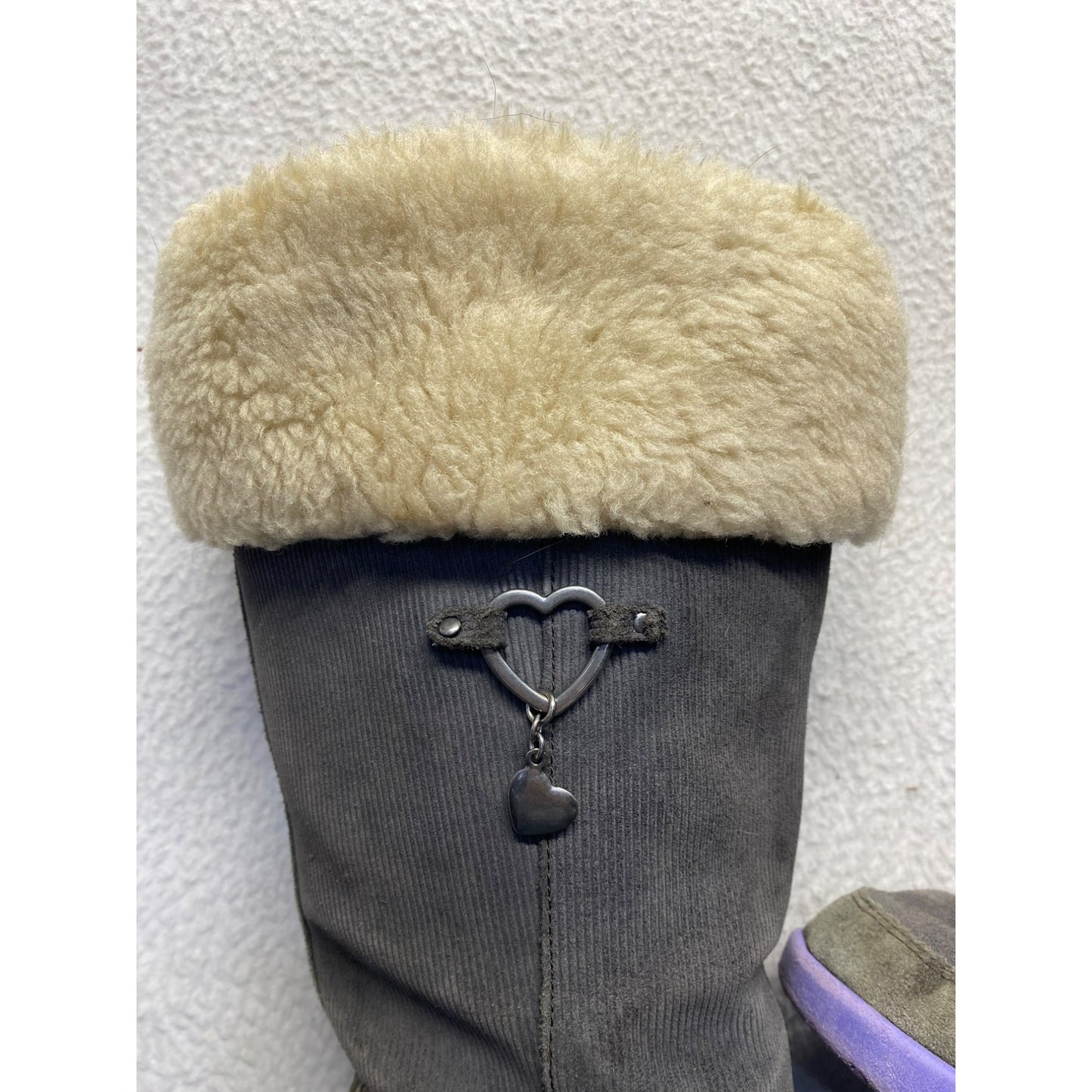 Y2K amber heart tall grey Ugg’s #5520