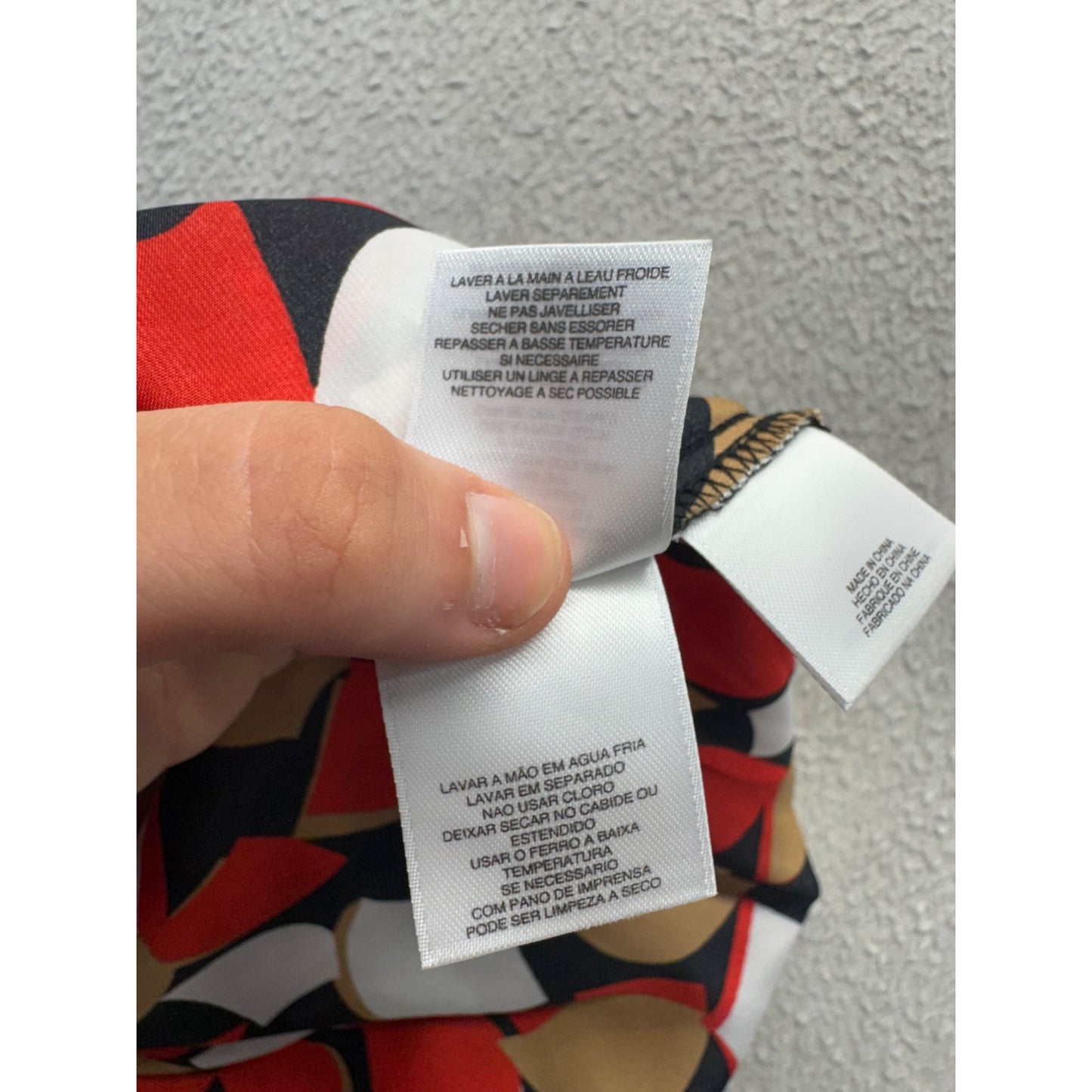 Nine West Sleeveless Bow Tie Blouse With Abstract Red Gold Black White #9942