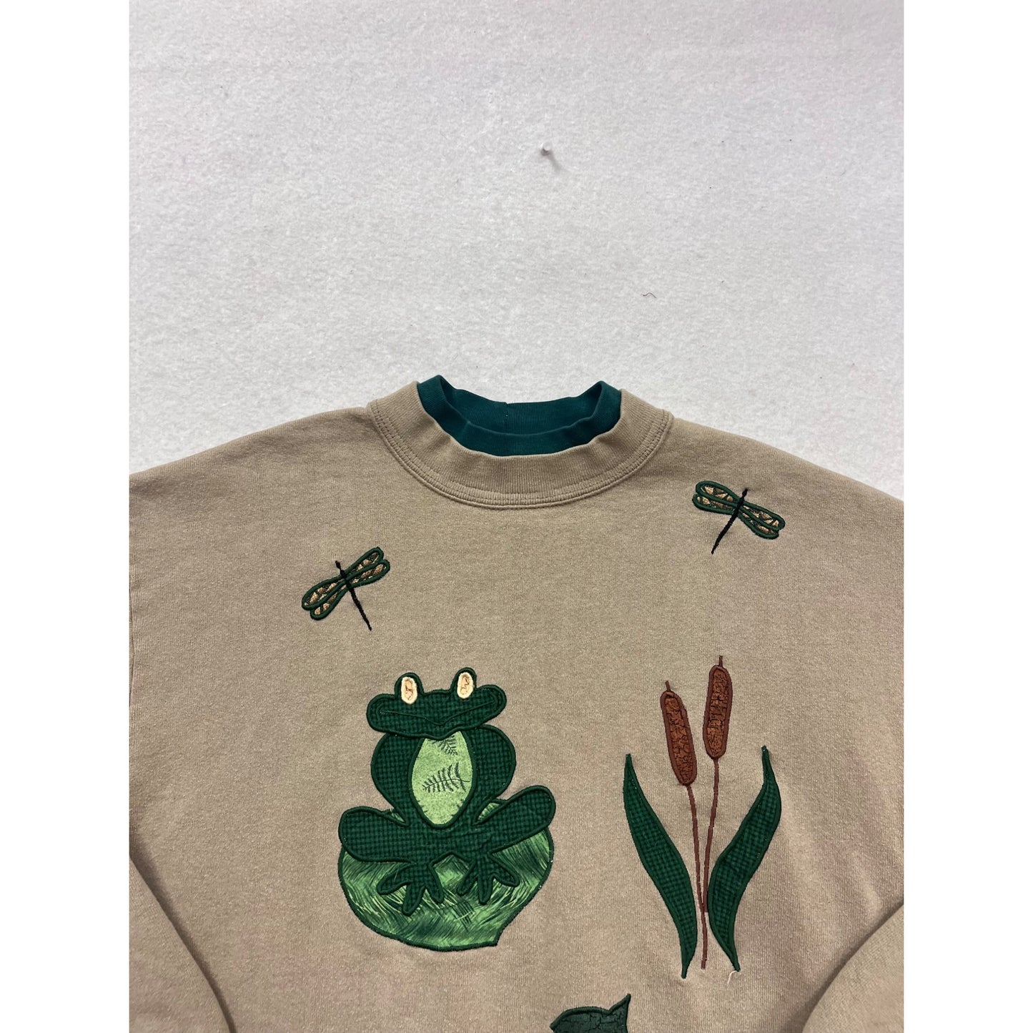 Vintage-Style Frog & Dragonfly Embroidered Beige Sweatshirt #220A