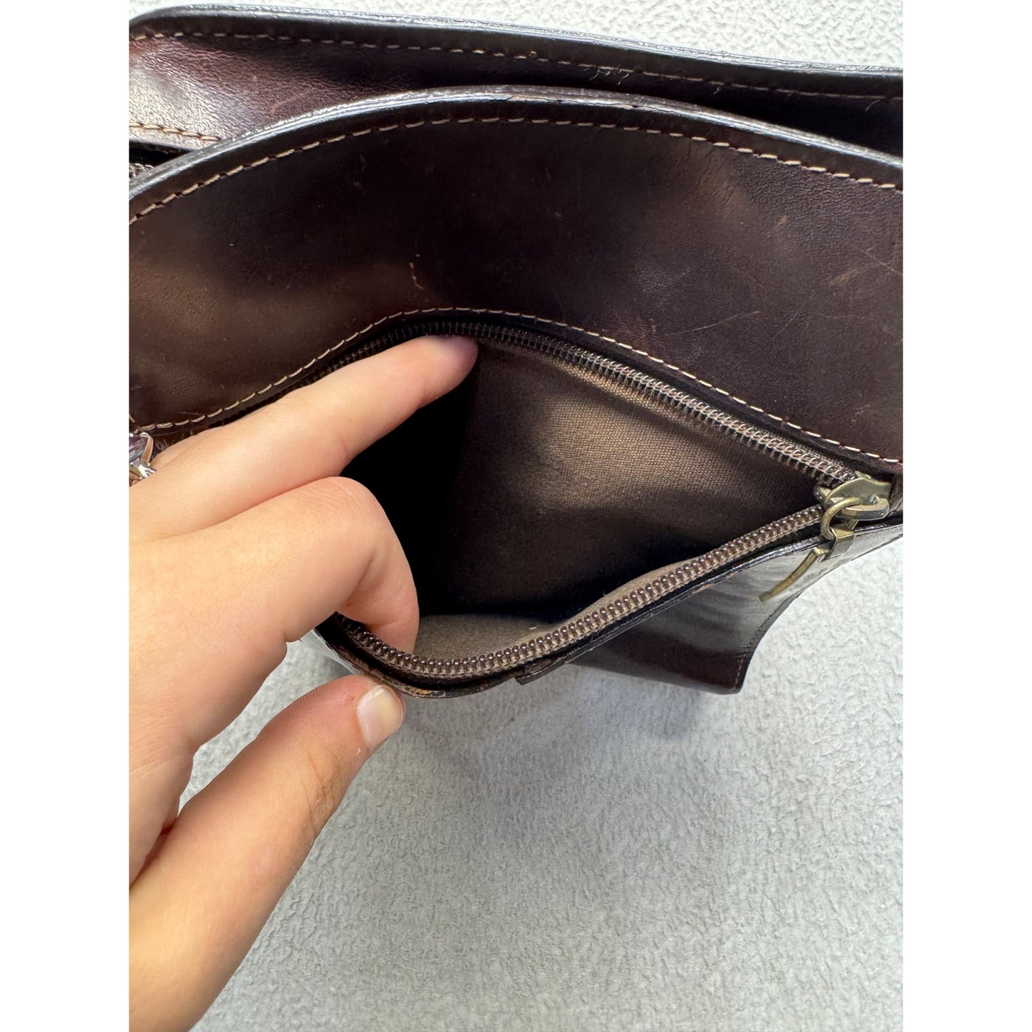 Vintage Brown Leather Crossbody Bag Zipper & Pocket Closures Compact Design 92B