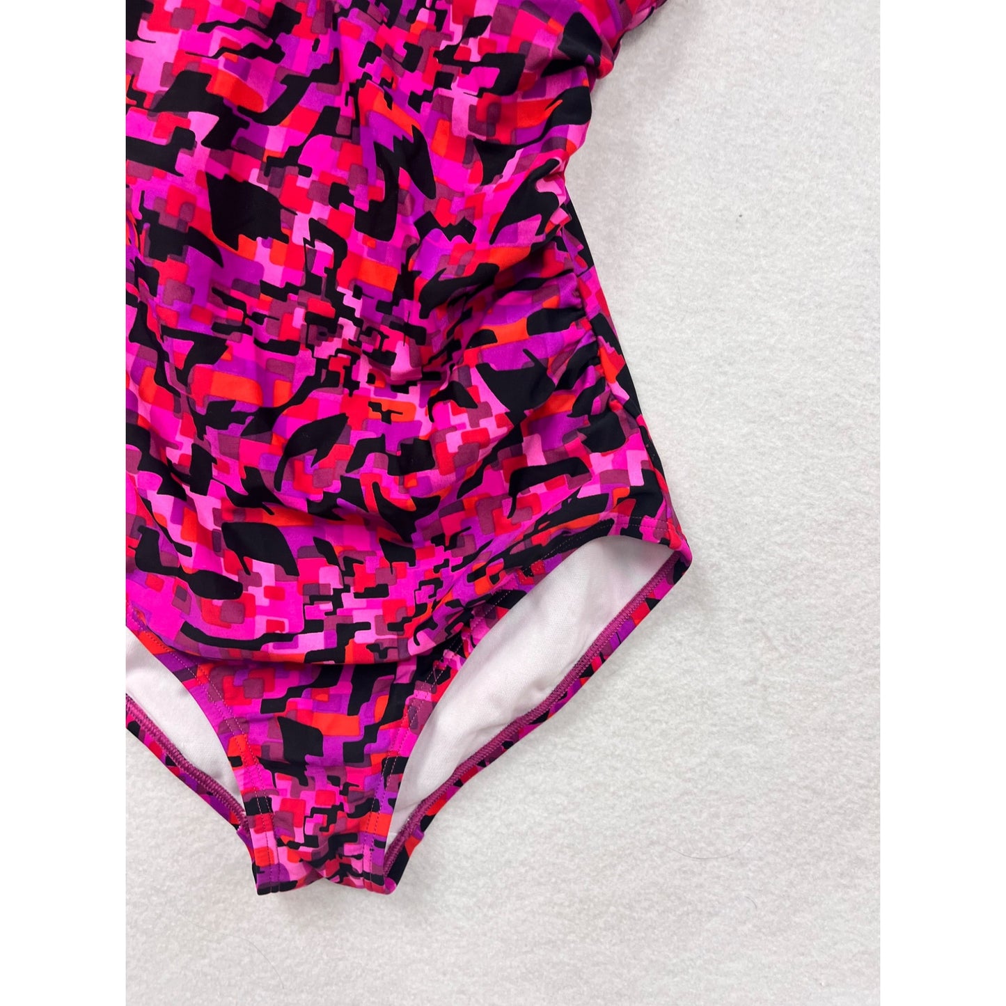 Speedo Womens Size 6 Pink & Red Geometric One-Piece Swimsuit #6872