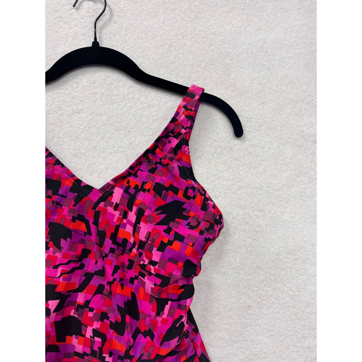 Speedo Womens Size 6 Pink & Red Geometric One-Piece Swimsuit #6872