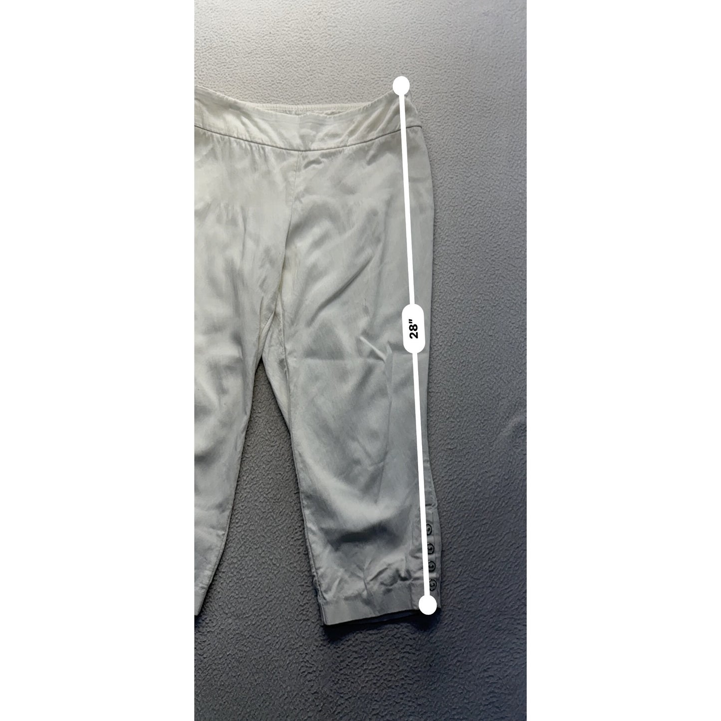 Roz & Ali White Petite 4 Cropped Pants With Button Detail 203B