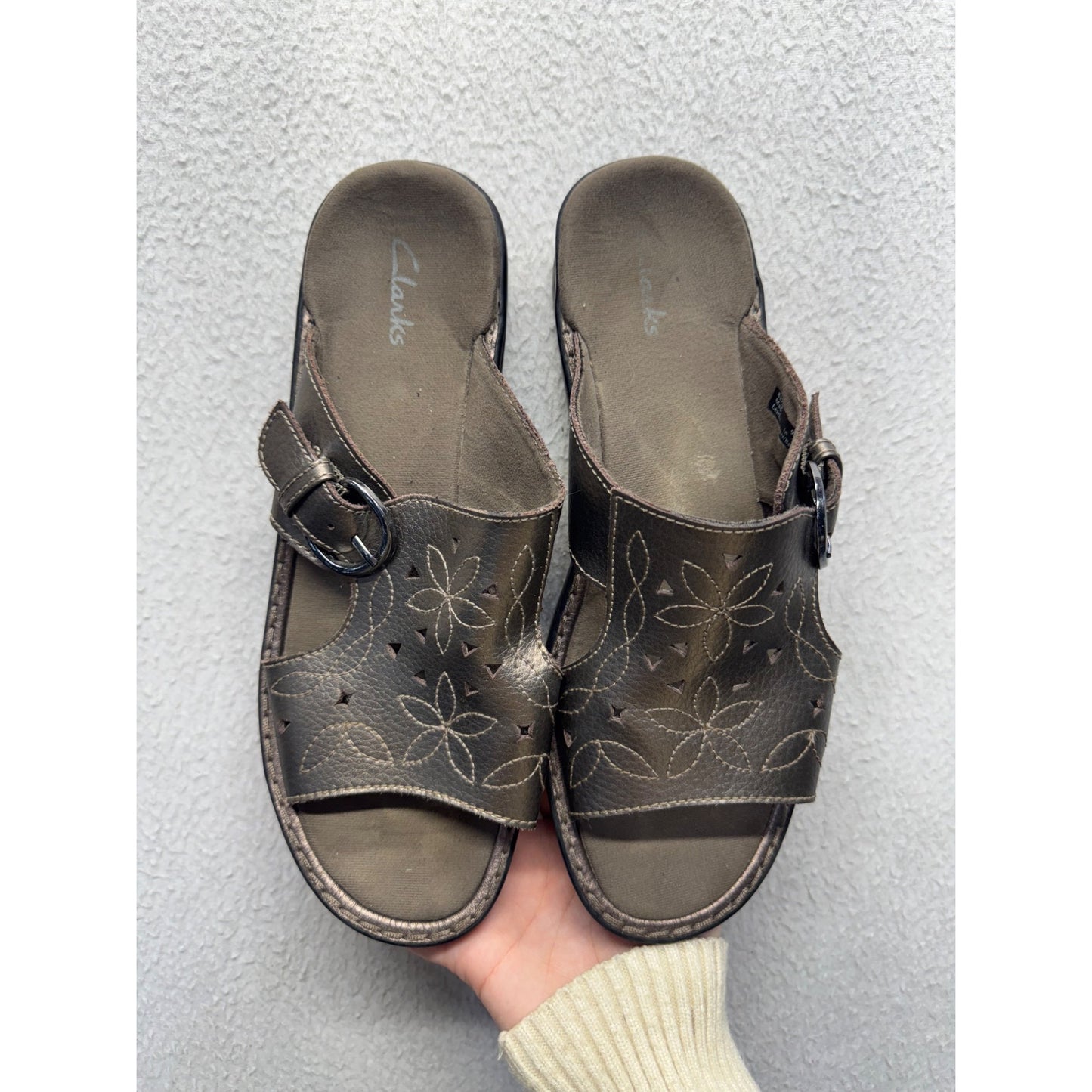Clarks Metallic Leather Slide Sandals W Buckle & Floral Cutouts Size W7 88B