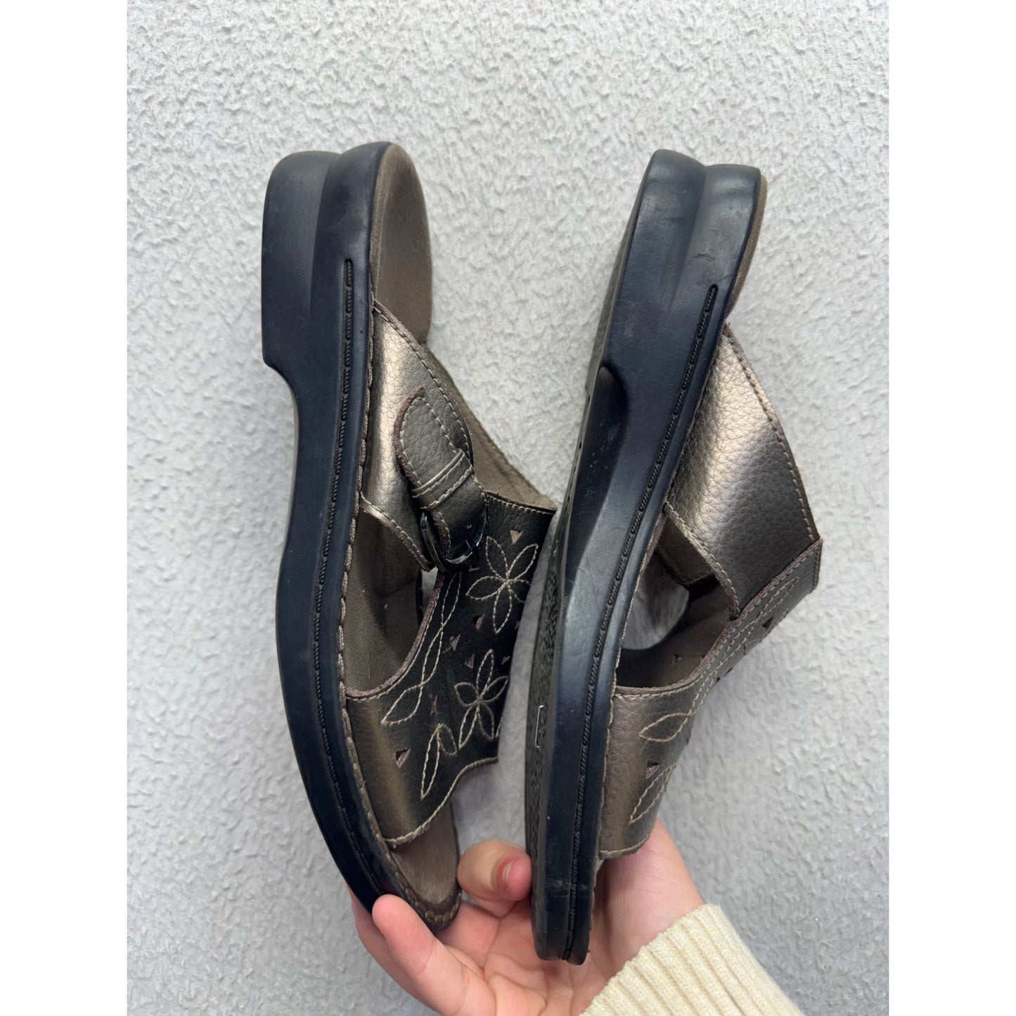 Clarks Metallic Leather Slide Sandals W Buckle & Floral Cutouts Size W7 88B