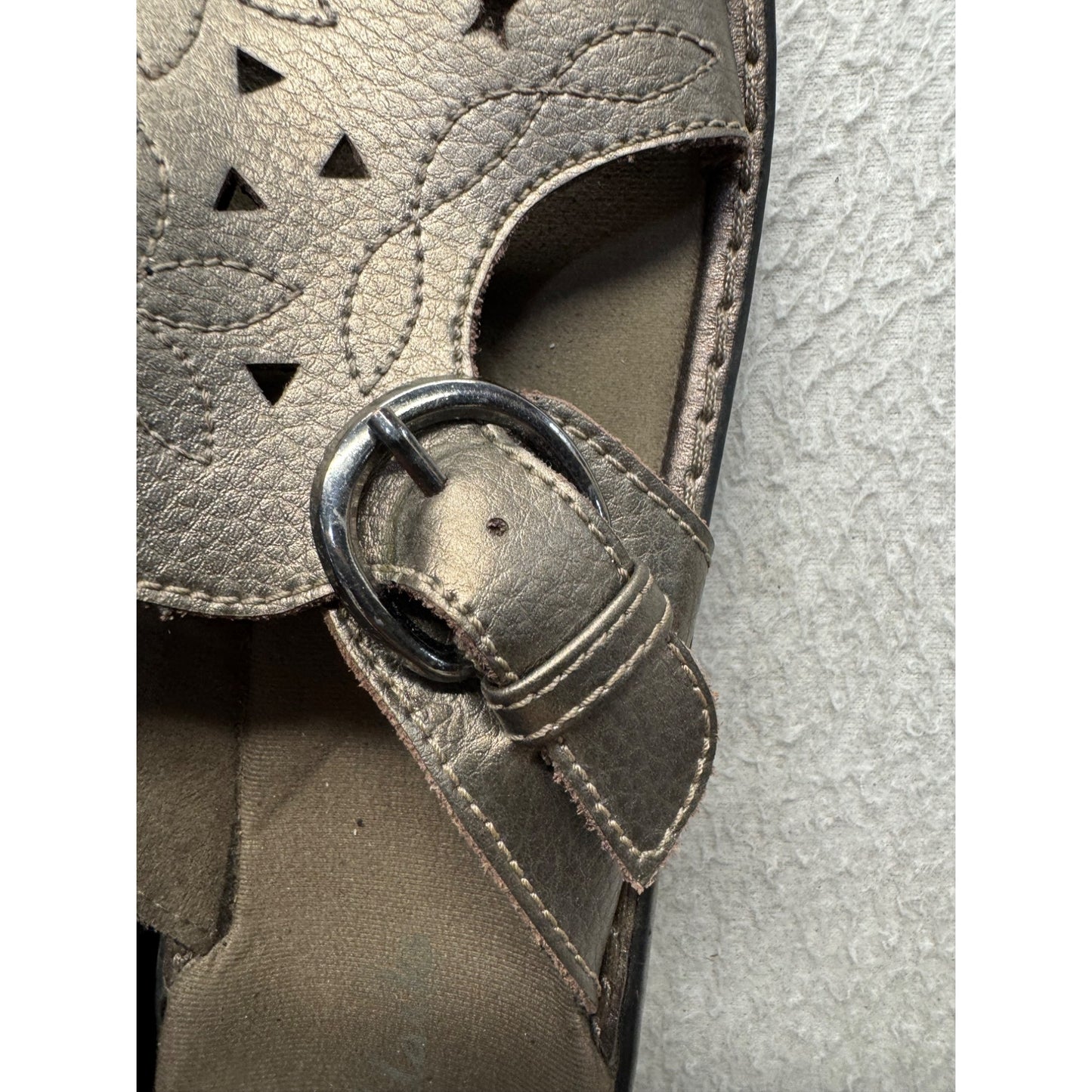 Clarks Metallic Leather Slide Sandals W Buckle & Floral Cutouts Size W7 88B