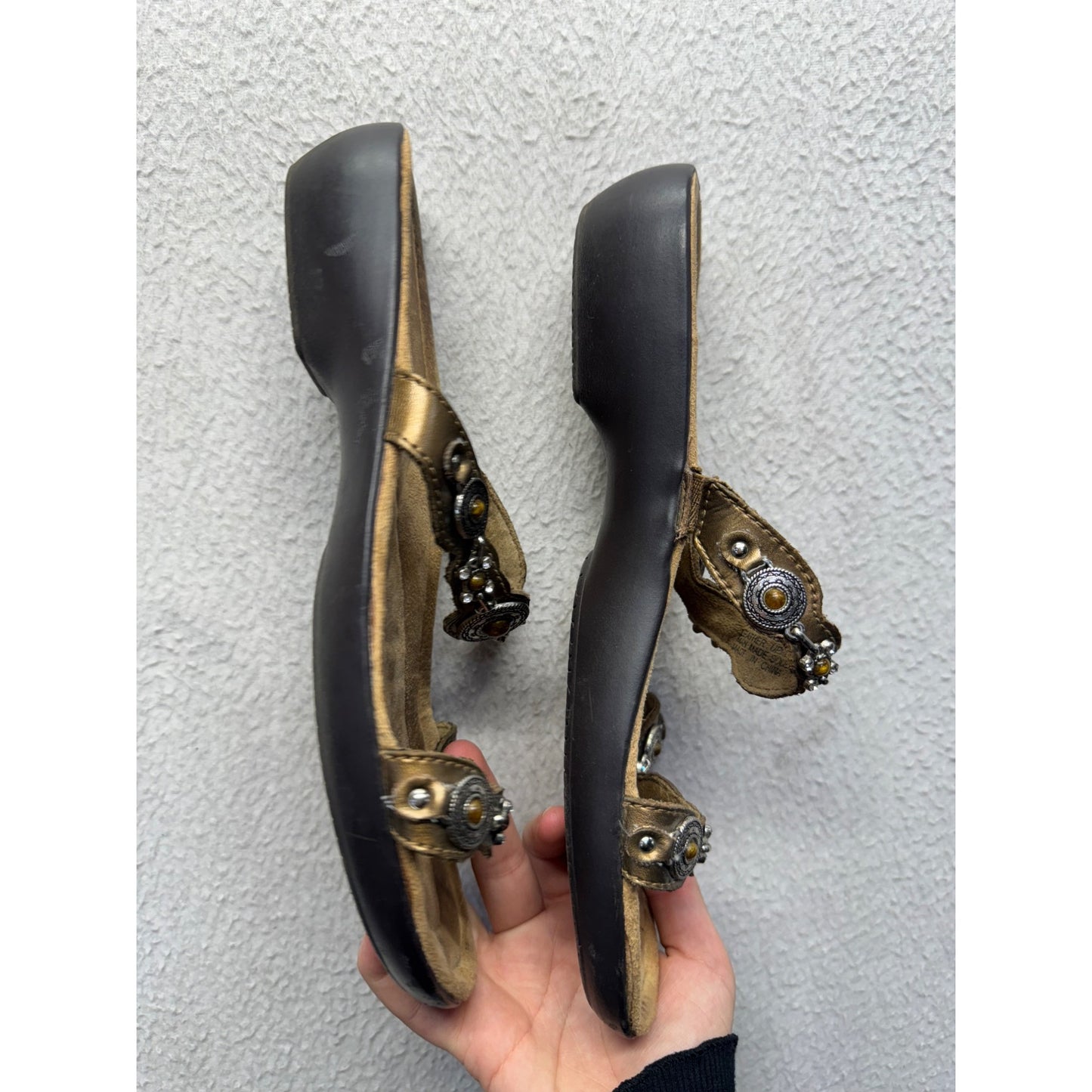 Minnetonka Womens Brown Leather Jeweled Toe Post Sandals Size 8 9446