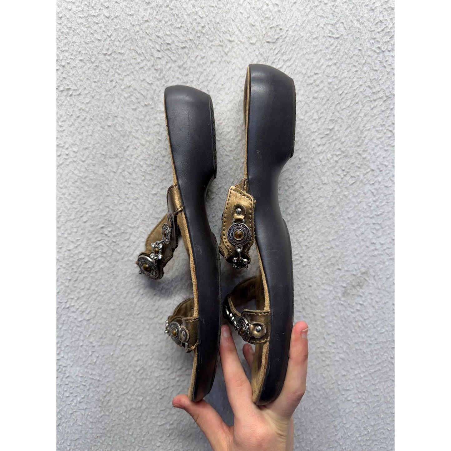 Minnetonka Womens Brown Leather Jeweled Toe Post Sandals Size 8 9446