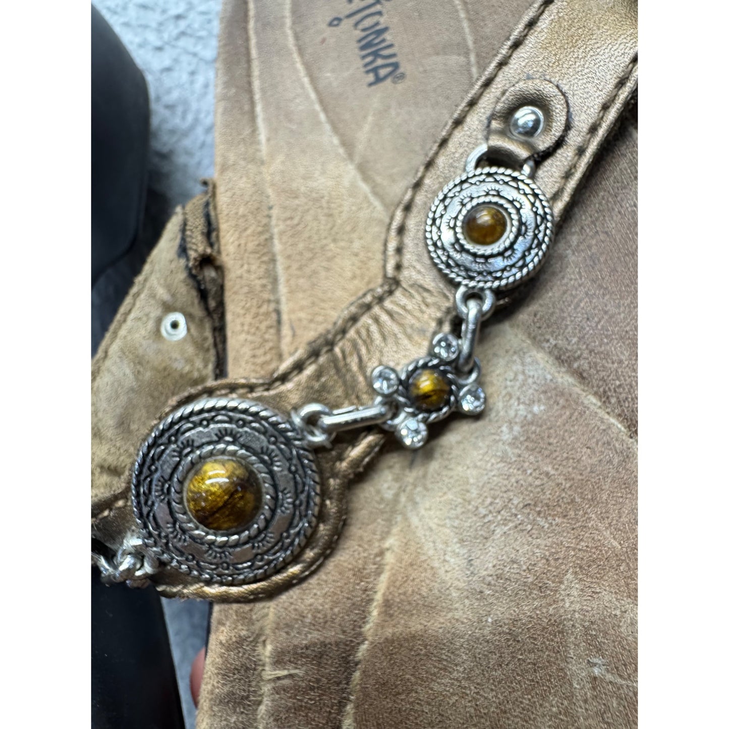 Minnetonka Womens Brown Leather Jeweled Toe Post Sandals Size 8 9446