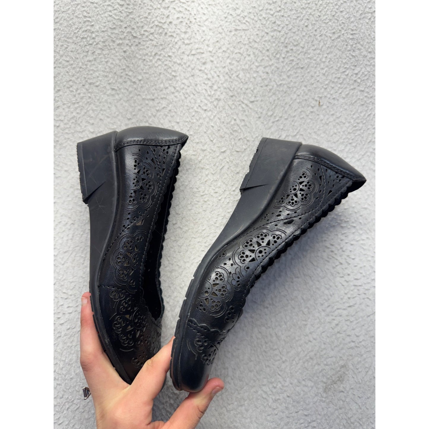 Black Leather Cutout Slip-On Shoes Low Wedge Heel Earth Brand Size 7 #9412