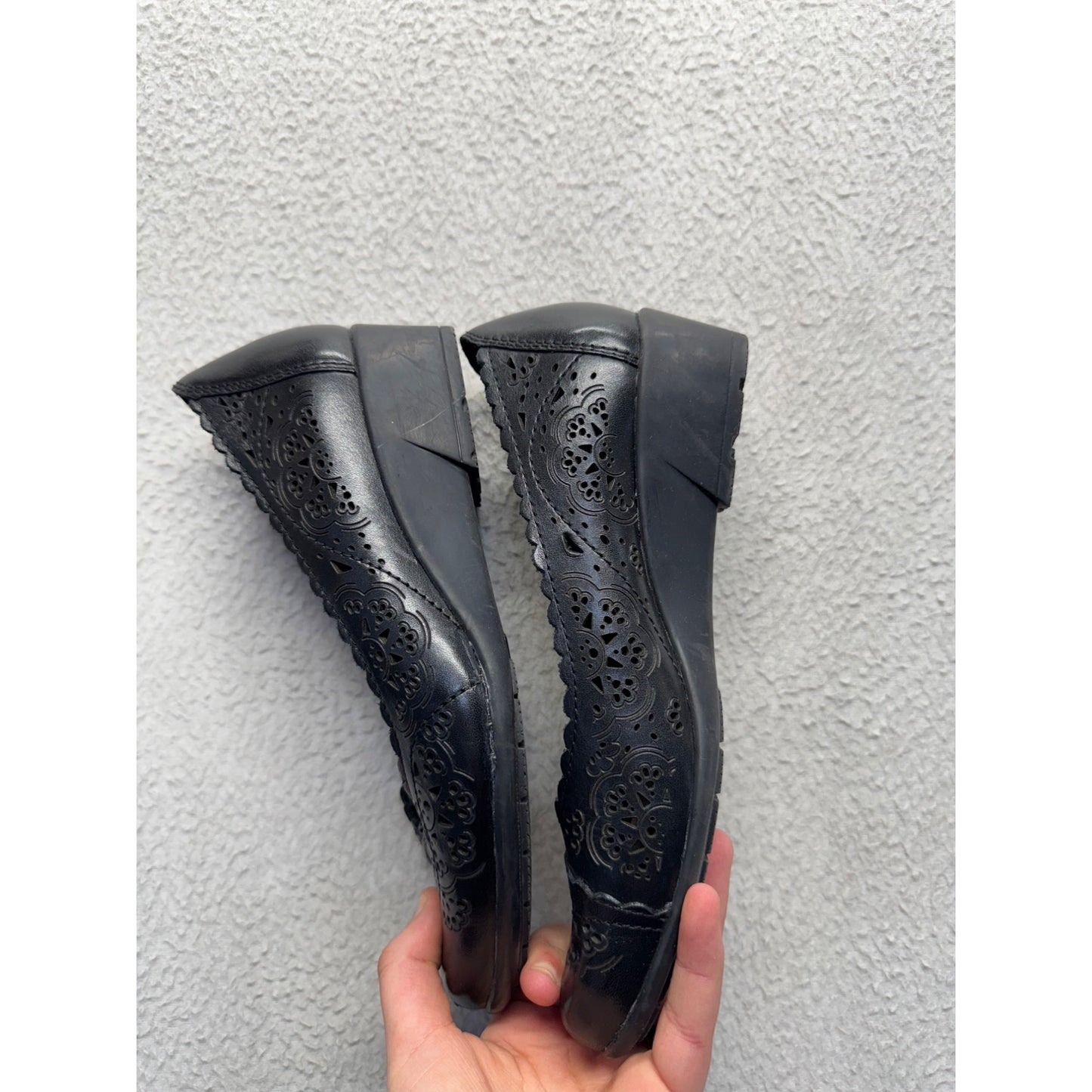 Black Leather Cutout Slip-On Shoes Low Wedge Heel Earth Brand Size 7 #9412