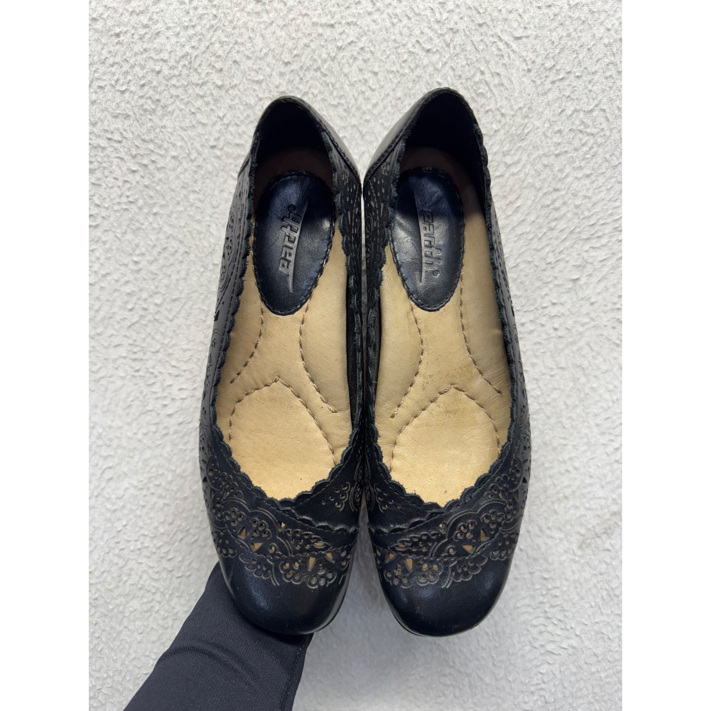 Black Leather Cutout Slip-On Shoes Low Wedge Heel Earth Brand Size 7 #9412