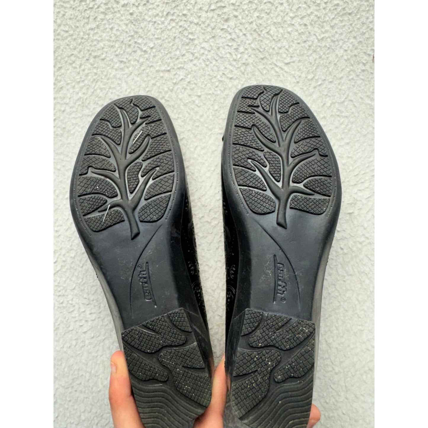 Black Leather Cutout Slip-On Shoes Low Wedge Heel Earth Brand Size 7 #9412