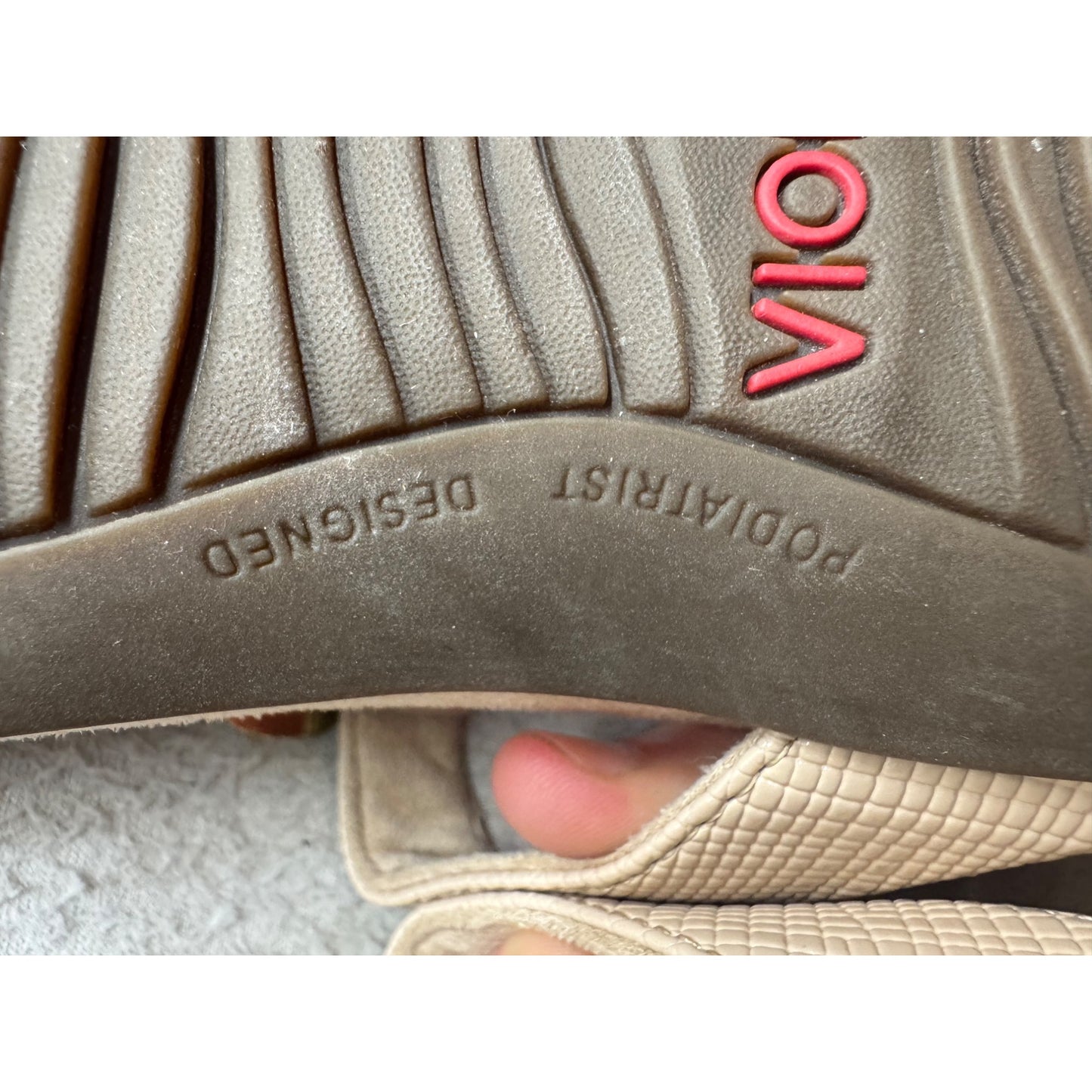 Vionic Orthotic Beige Leather Sandals With Decorative Metallic Discs #80B