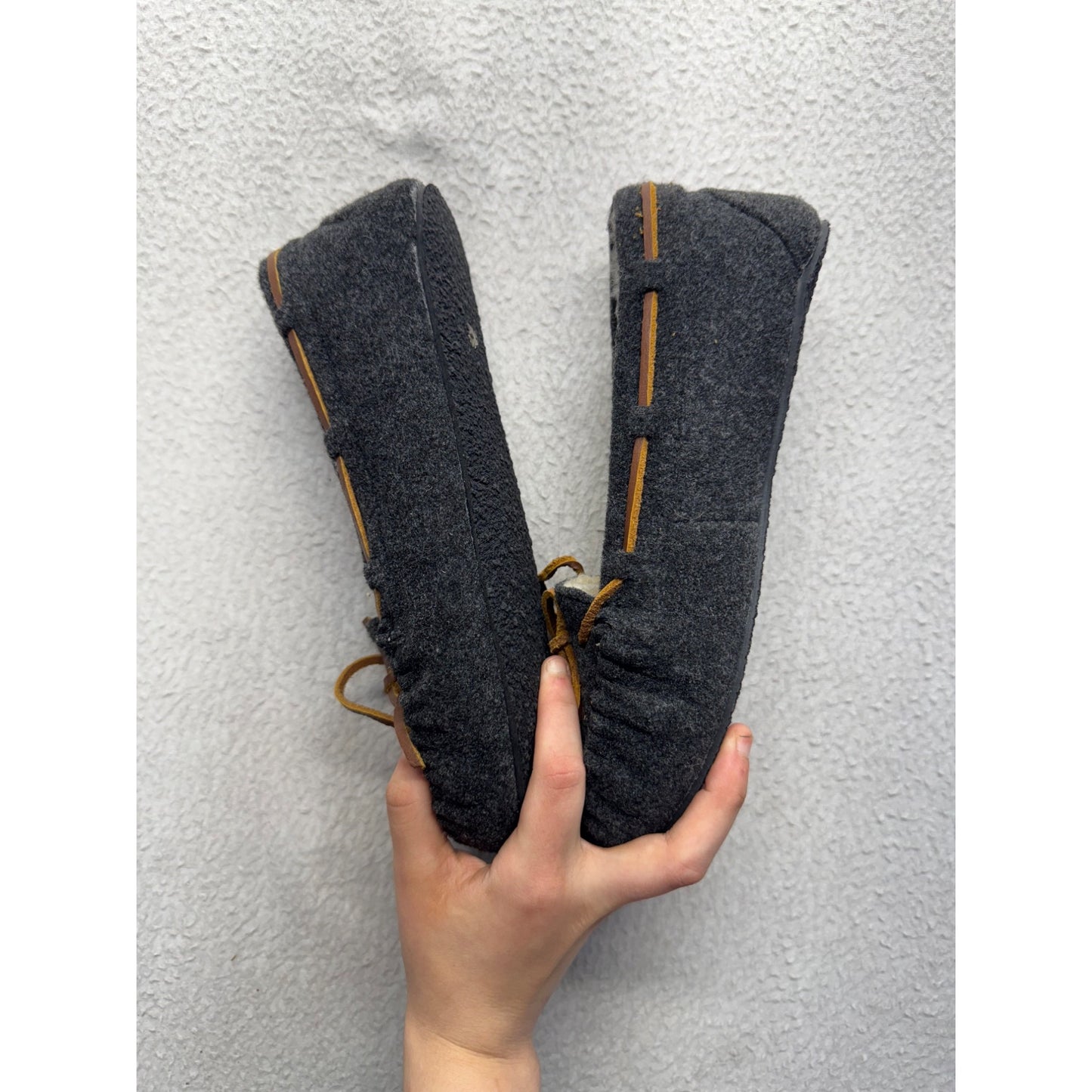 Minnetonka Womens Gray Wool Lined Moccasin Slippers With Lace Accents #9520