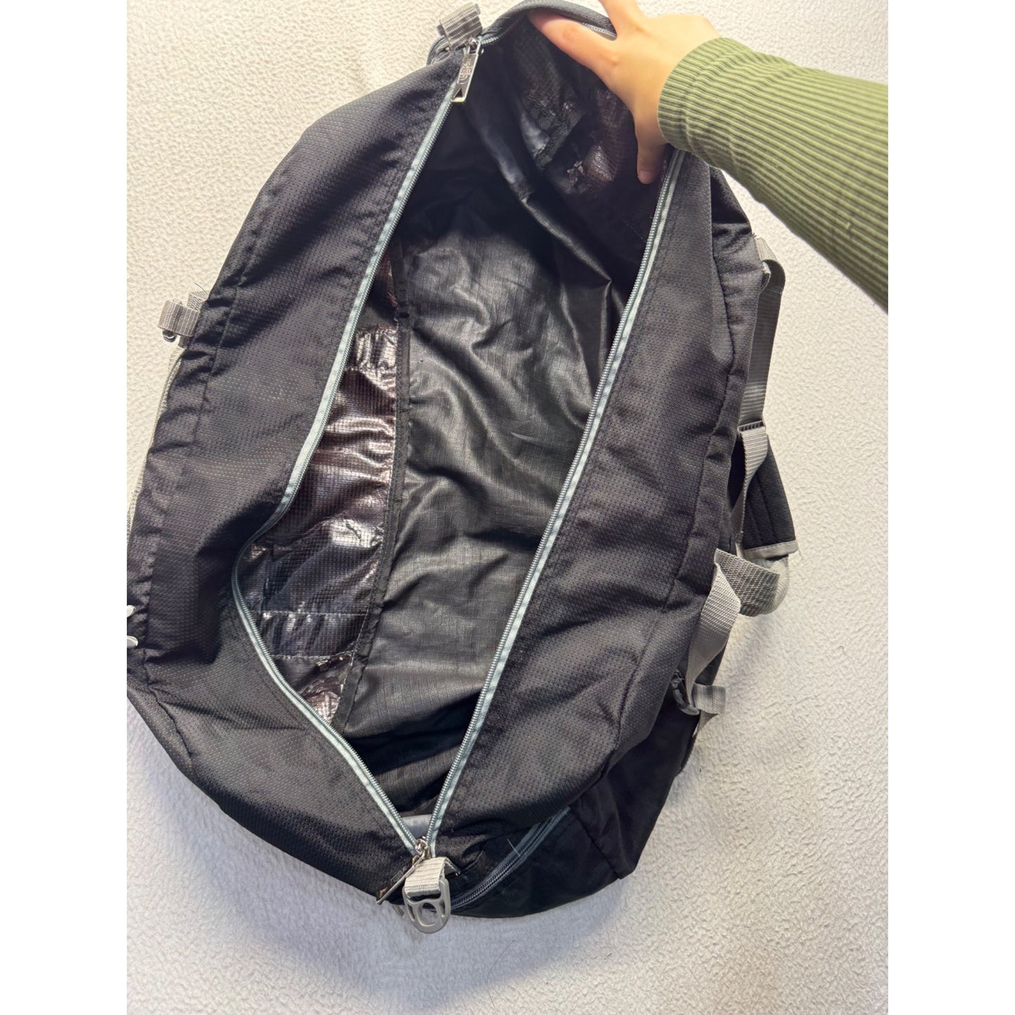 The North Face Large Black Duffel Bag Zip Compartments / Adjustable Straps 106B