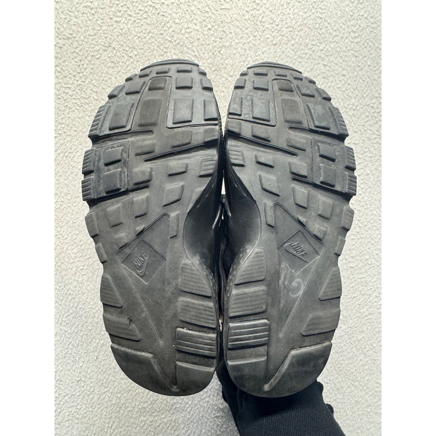 Nike Air Huarache Triple Black Sneakers Size 6 Youth #403B
