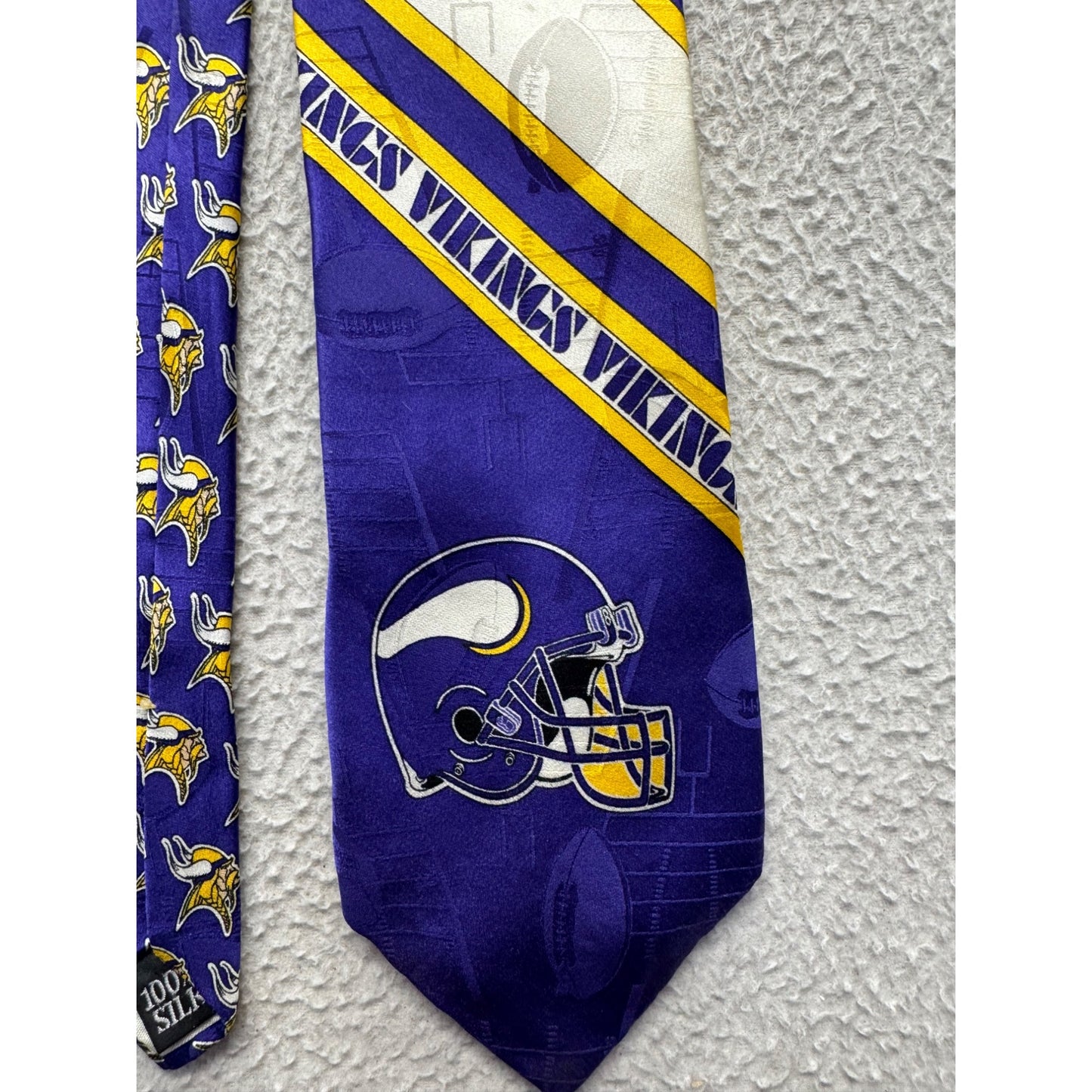 Minnesota Vikings NFL Team 100% Silk Tie In Purple/Yellow/White Design 334B