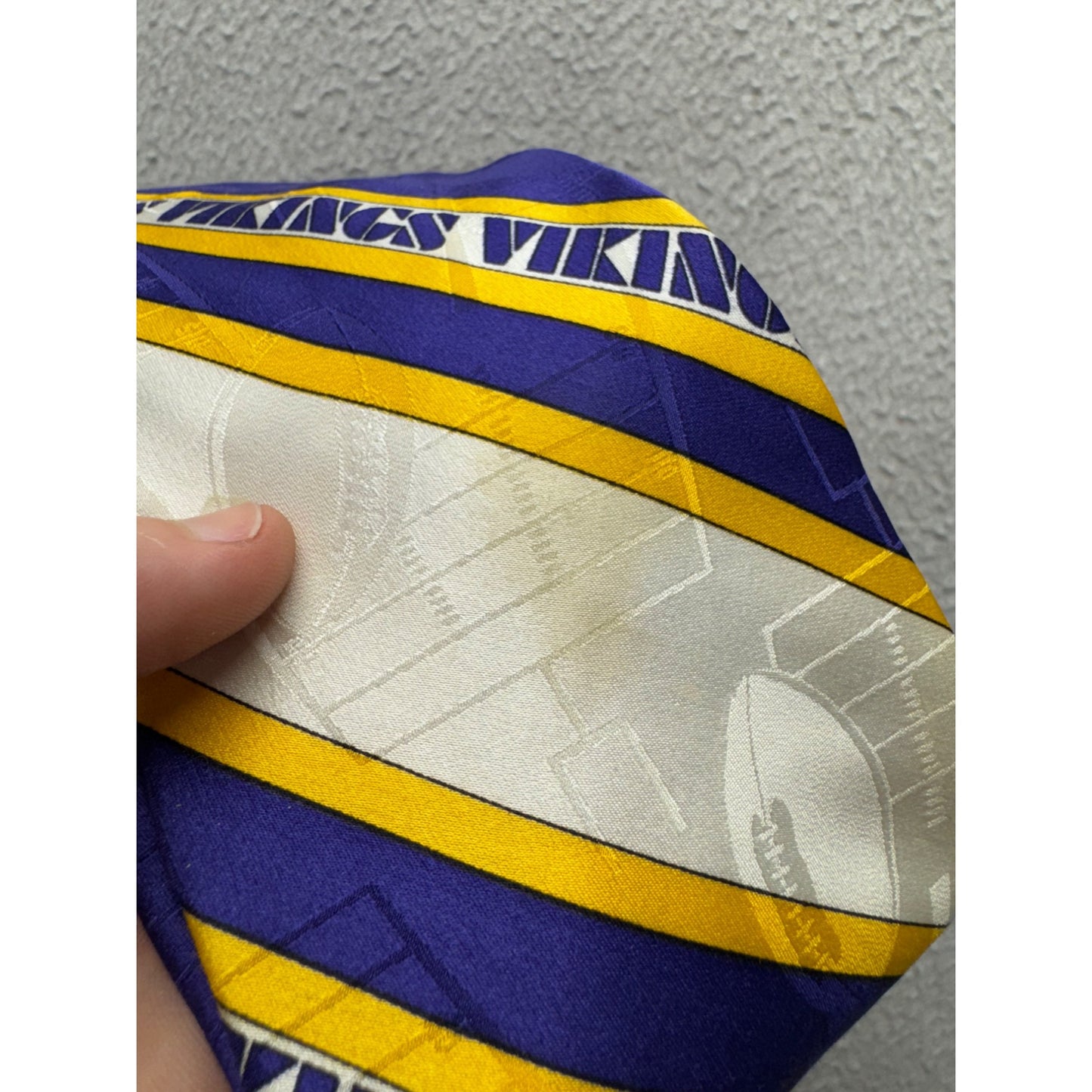 Minnesota Vikings NFL Team 100% Silk Tie In Purple/Yellow/White Design 334B