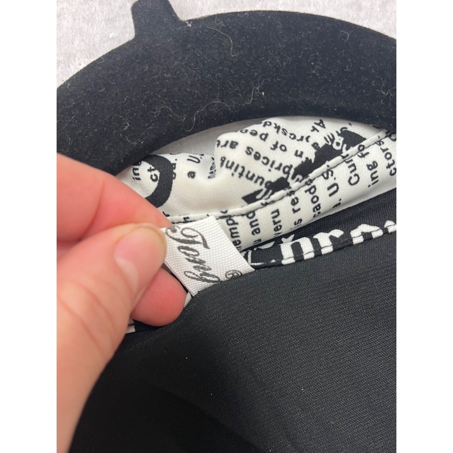 Black & White Button-Up Shirt With Newspaper Print Long Sleeves Yong Fong Womens M Lightweight Casual Fit #6903