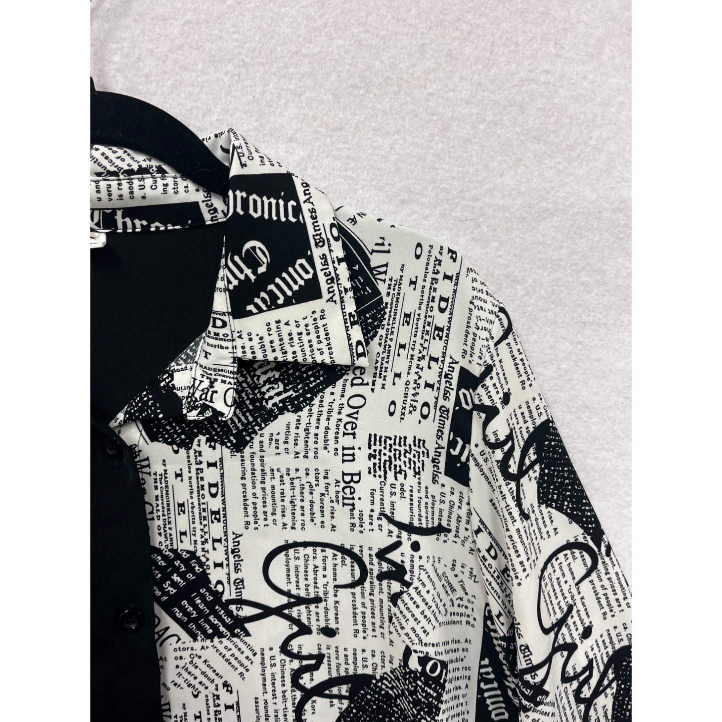 Black & White Button-Up Shirt With Newspaper Print Long Sleeves Yong Fong Womens M Lightweight Casual Fit #6903