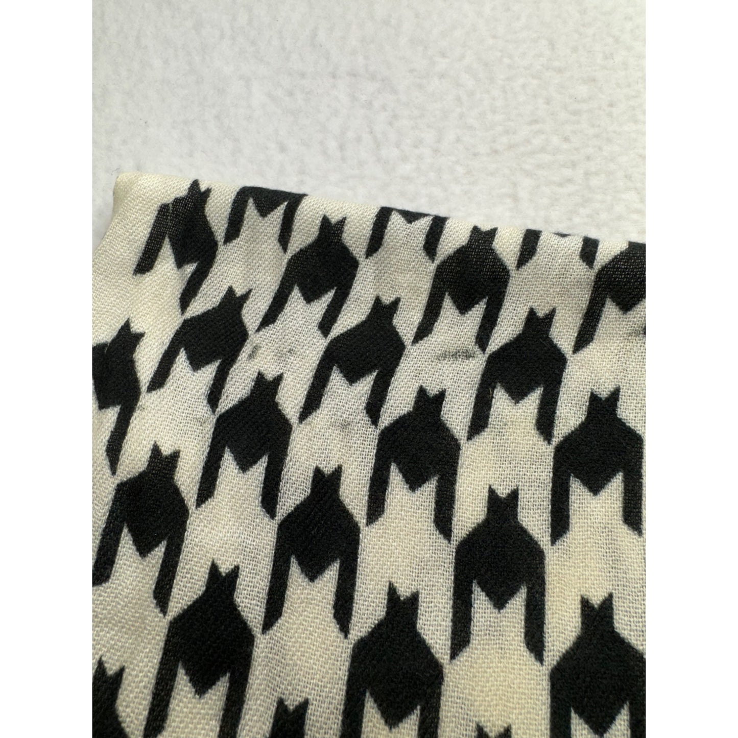 Black & White Houndstooth Pattern Scarf With Fringe Trim Lightweight #9388