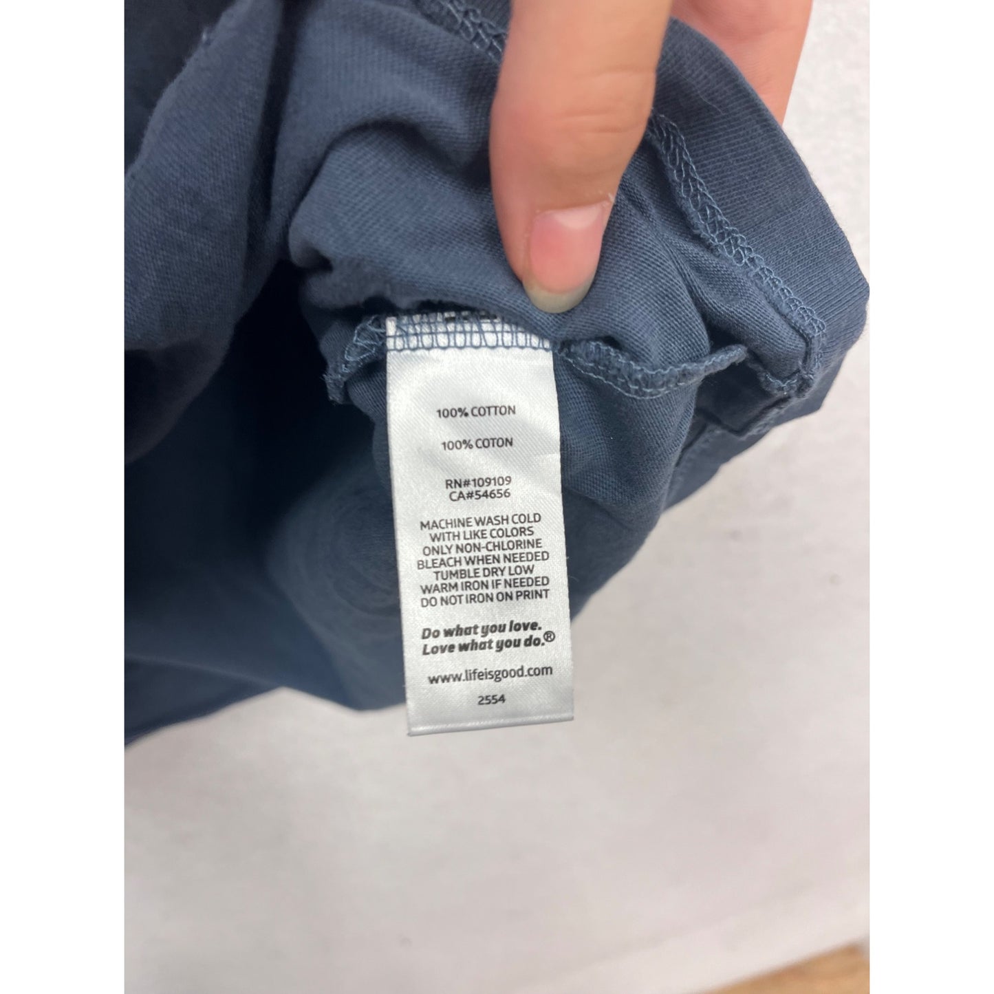 Life Is Good Medium Navy Blue V-Neck Crusher T-Shirt With Daisy Graphic #129A