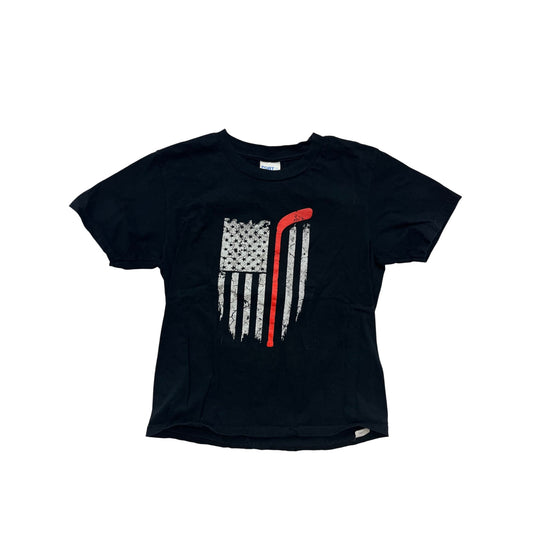 Boys Port & Company Black T-Shirt With American Flag & Hockey Stick Graphic Size 7/8 #6307