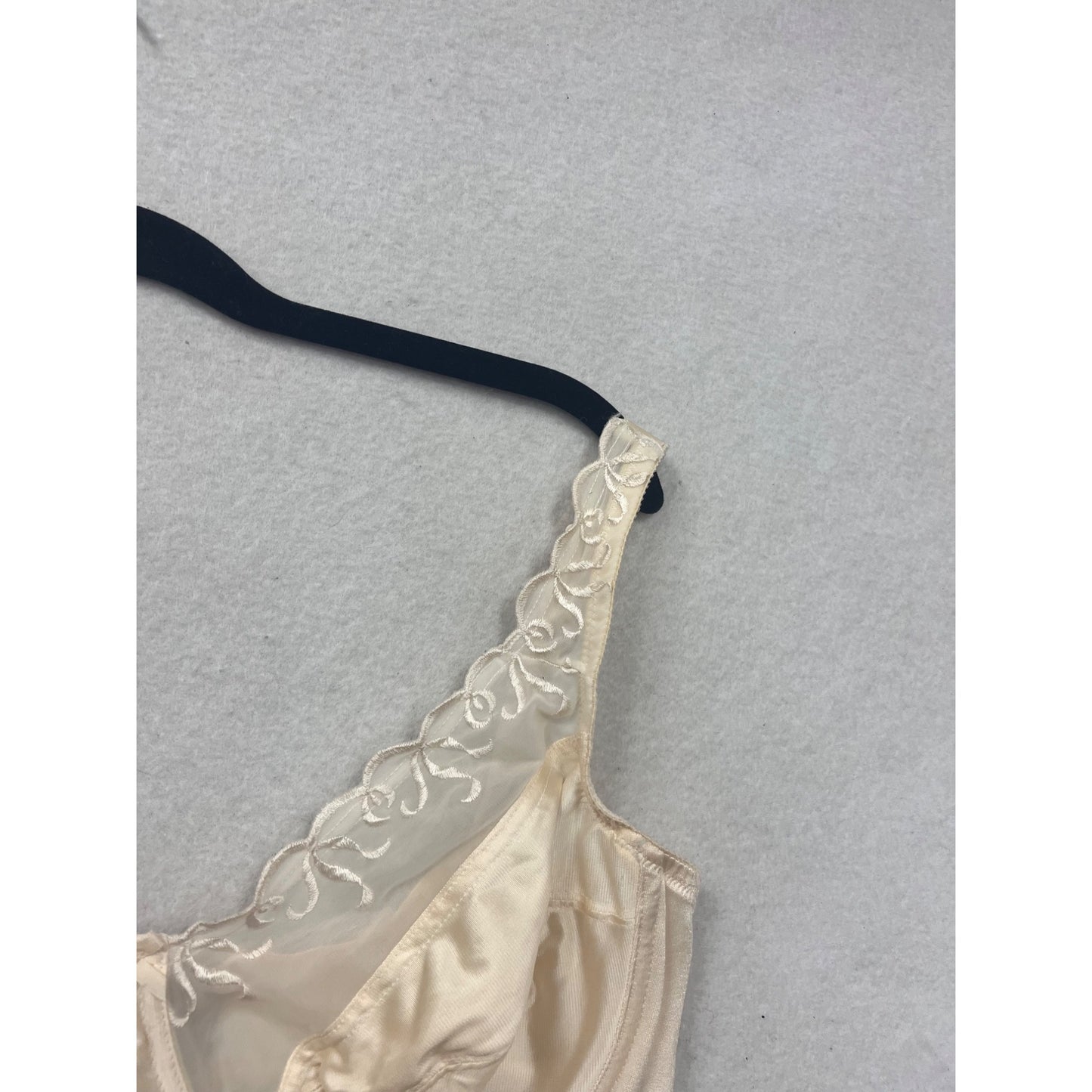 Vintage Vassarette Beige Embroidered Sheer Lace Full Coverage Bra 38D #21A