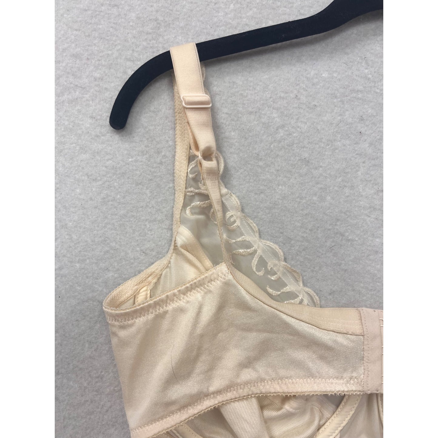 Vintage Vassarette Beige Embroidered Sheer Lace Full Coverage Bra 38D #21A
