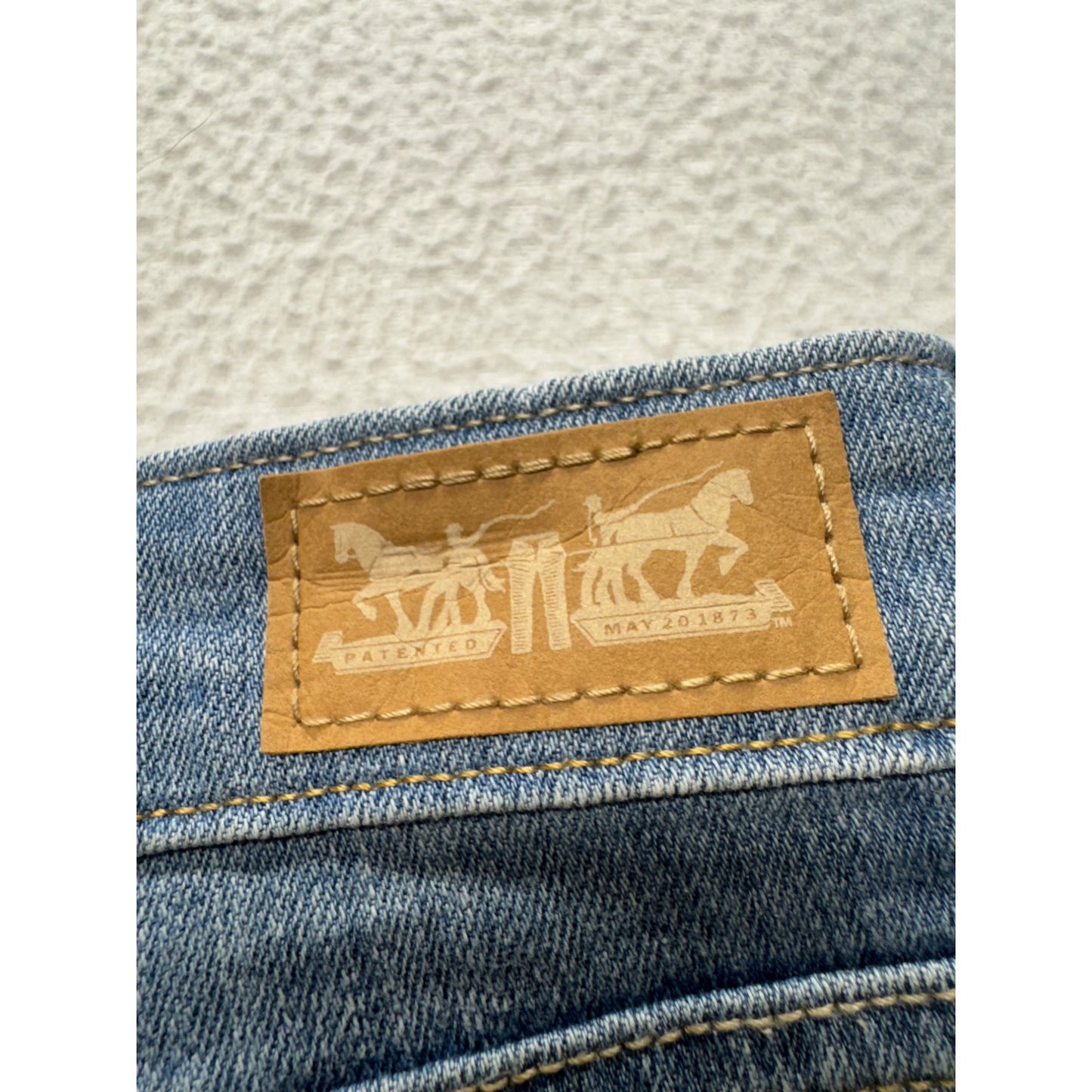 Levis Light Wash Denim Capri Jeans Size 12 Cropped Casual Style #9250