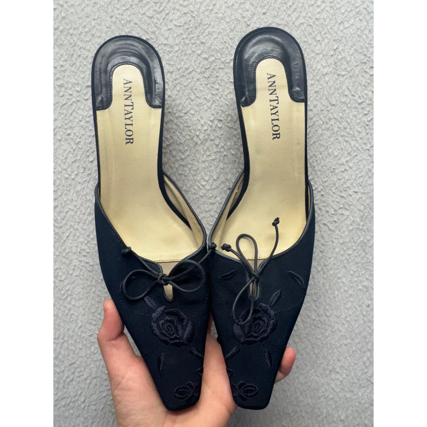 Ann Taylor Navy Blue Embroidered Satin Kitten Heel Mules Size 8.5 M #9807
