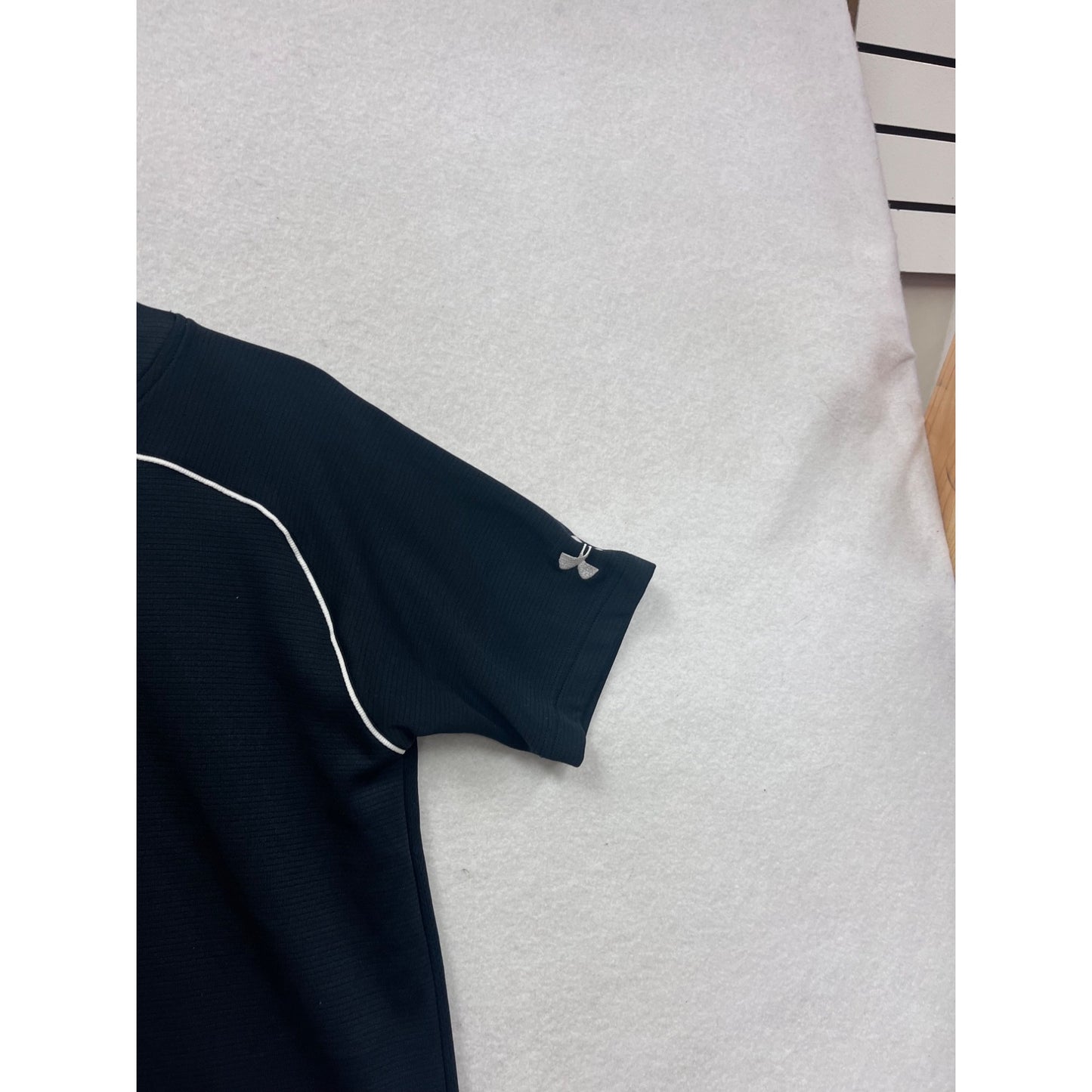 Under Armour Large Black Short Sleeve Henley Shirt #8514